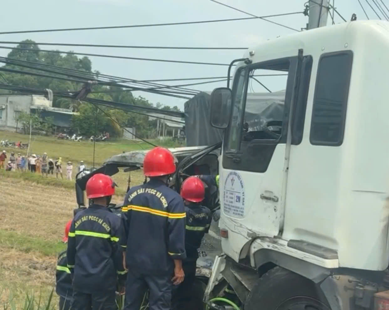 Hiện trường vụ tai nạn giao th&ocirc;ng li&ecirc;n ho&agrave;n ở T&acirc;y Ninh khiến t&agrave;i xế chết thảm - Ảnh 2.