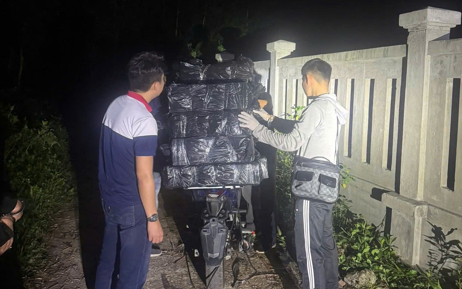 Kẻ cảnh giới cùng đối tượng chở 140 kg pháo hoa nổ sa lưới