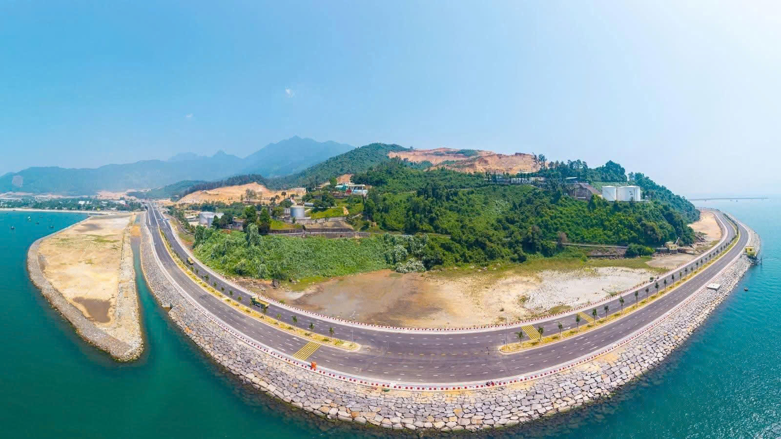 Cung đường tuyệt đẹp tổ chức giải chạy “Tháng Công nhân, bước chạy đoàn kết” ở Đà Nẵng - Ảnh 1.