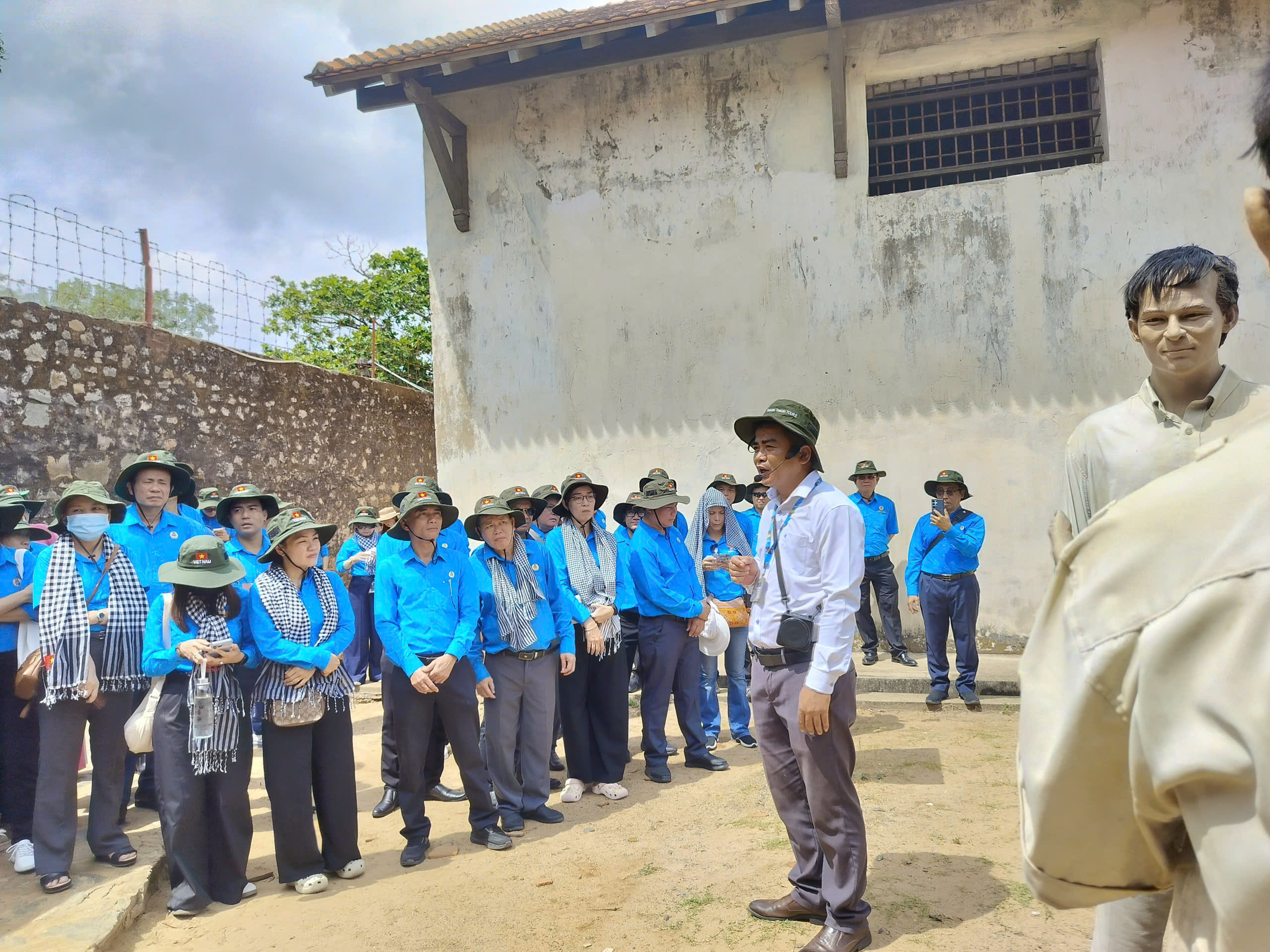 Đoàn viên, cán bộ Công đoàn tiêu biểu dâng hương tưởng nhớ các anh hùng liệt sĩ tại Côn Đảo - Ảnh 3.