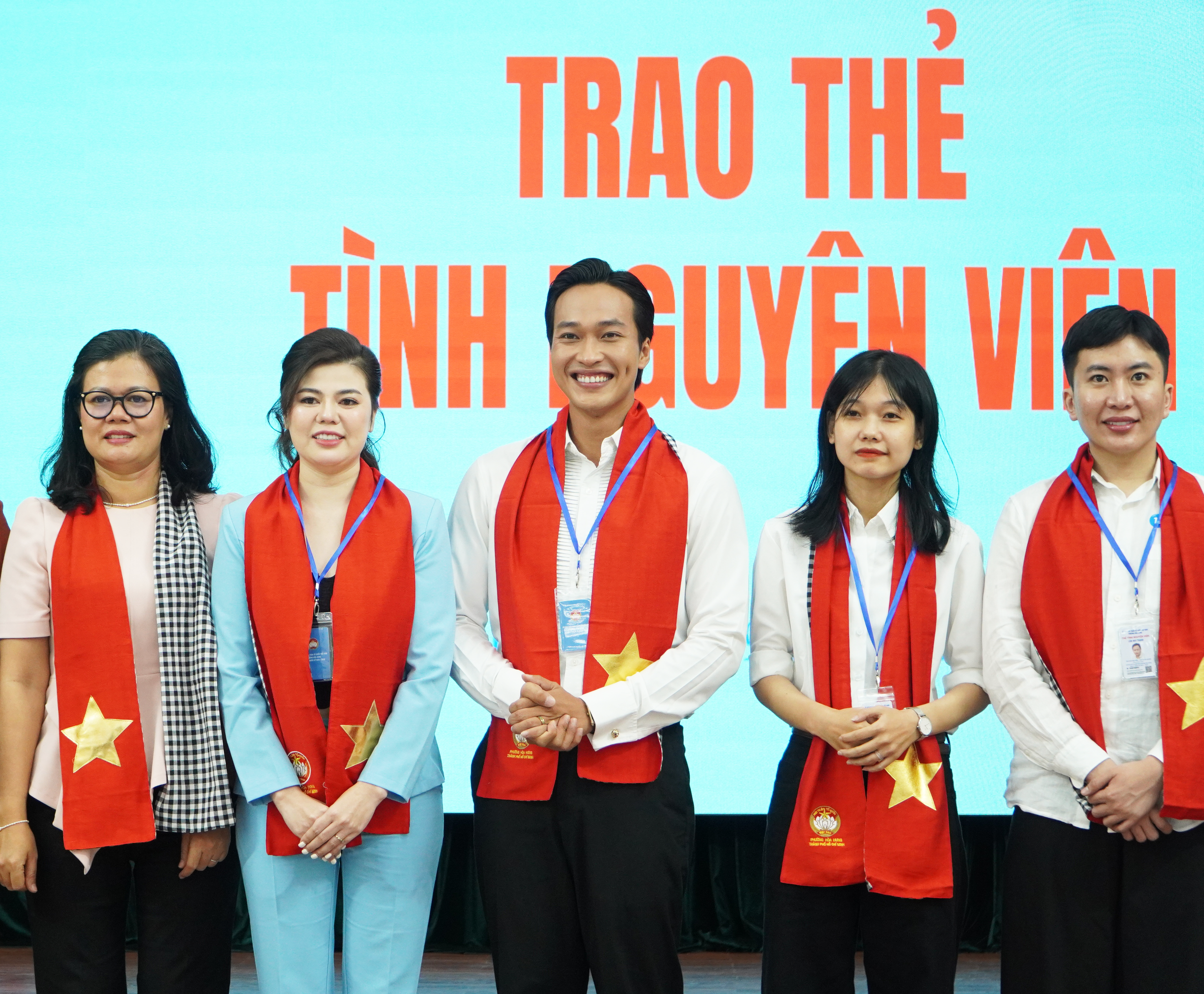 Nhiều nghệ sĩ nổi tiếng tham gia Đội tình nguyện viên của một phường tại TPHCM - Ảnh 4.