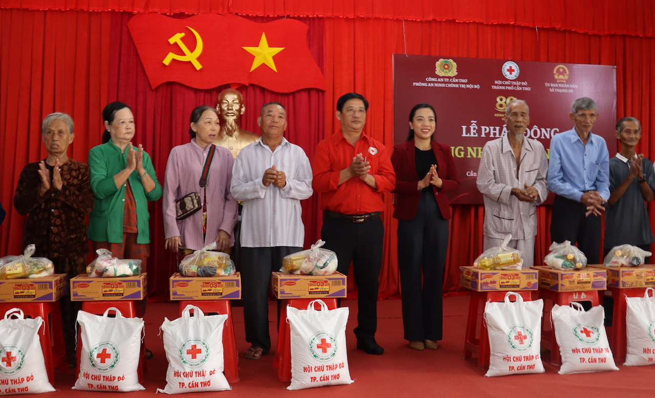 Công an TP Cần Thơ khám bệnh miễn phí cho người dân khó khăn năm 2026 - Ảnh 7.
