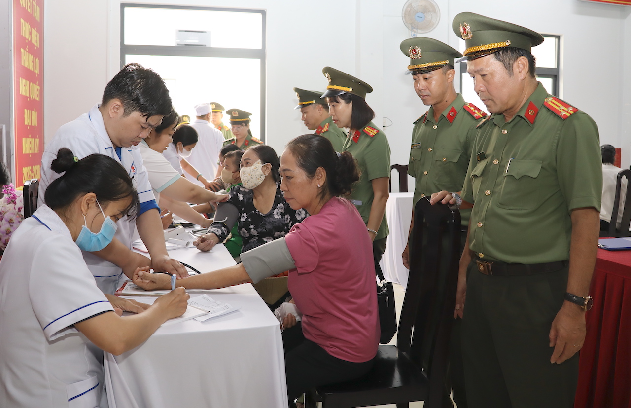 Công an TP Cần Thơ khám bệnh miễn phí cho người dân khó khăn năm 2026 - Ảnh 2.