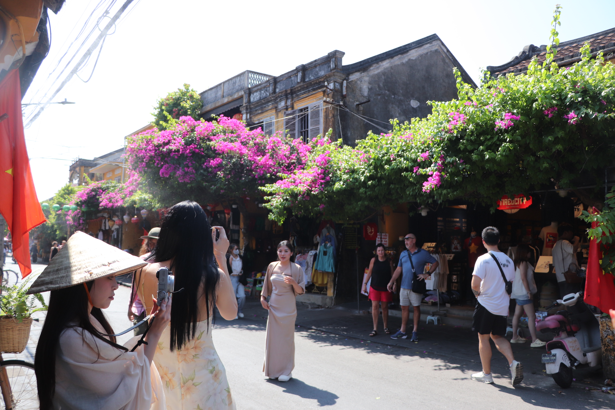 Giới trẻ đổ về phố cổ Hội An check-in mùa hoa giấy - Ảnh 7.