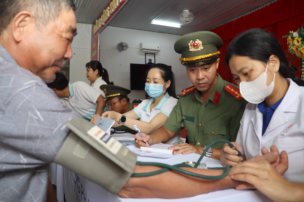 Công an TP Cần Thơ khám bệnh miễn phí cho người dân khó khăn năm 2026 - Ảnh 5.