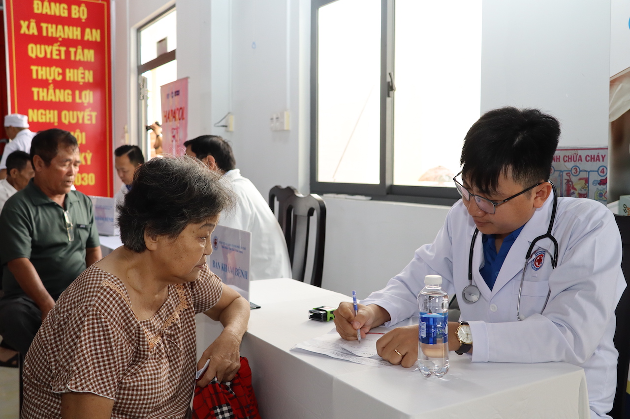 Công an TP Cần Thơ khám bệnh miễn phí cho người dân khó khăn năm 2026 - Ảnh 3.