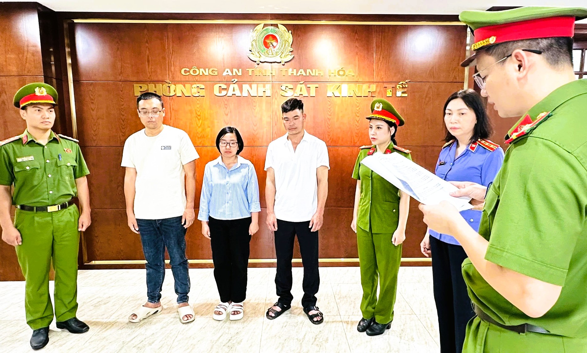 Xả thải 6.000 tấn chất thải ra m&ocirc;i trường, 3 người cảu c&ocirc;ng ty chăn nu&ocirc;i heo bị khởi tố - Ảnh 1.