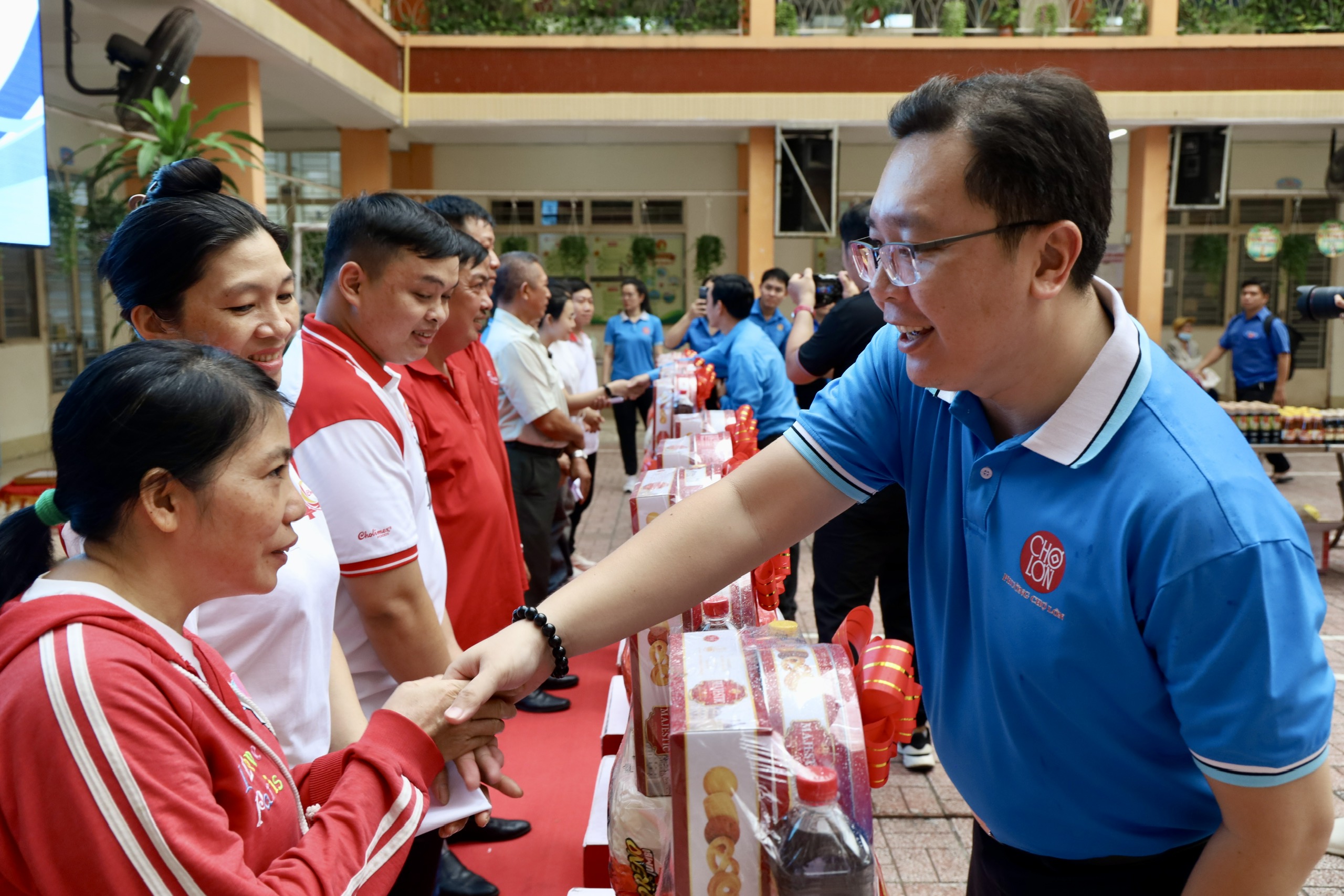 Phường Chợ Lớn ph&aacute;t động Th&aacute;ng C&ocirc;ng nh&acirc;n, tiếp nhận hơn 1,3 tỉ đồng cho Quỹ &ldquo;V&igrave; người ngh&egrave;o&rdquo; - Ảnh 9.