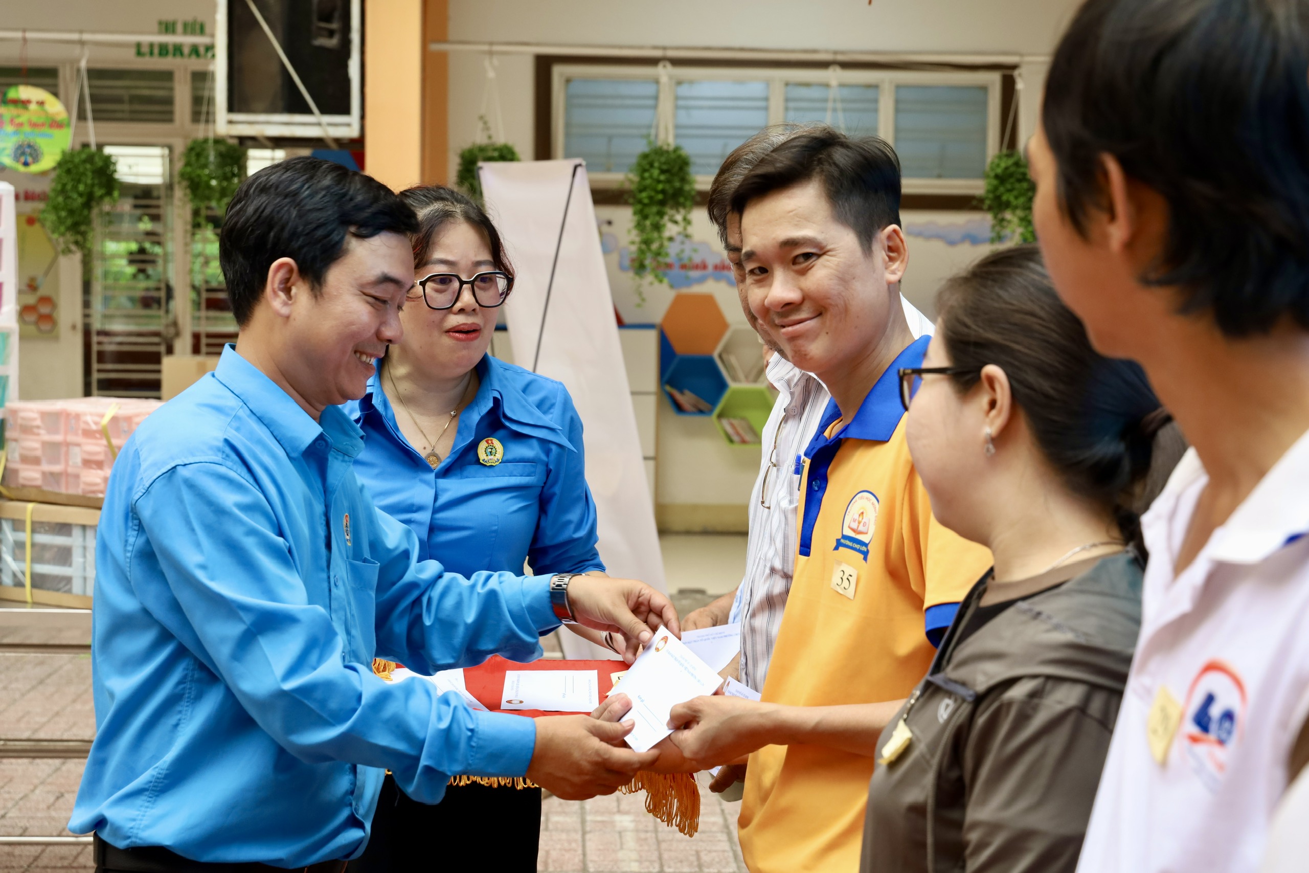 Phường Chợ Lớn ph&aacute;t động Th&aacute;ng C&ocirc;ng nh&acirc;n, tiếp nhận hơn 1,3 tỉ đồng cho Quỹ &ldquo;V&igrave; người ngh&egrave;o&rdquo; - Ảnh 8.