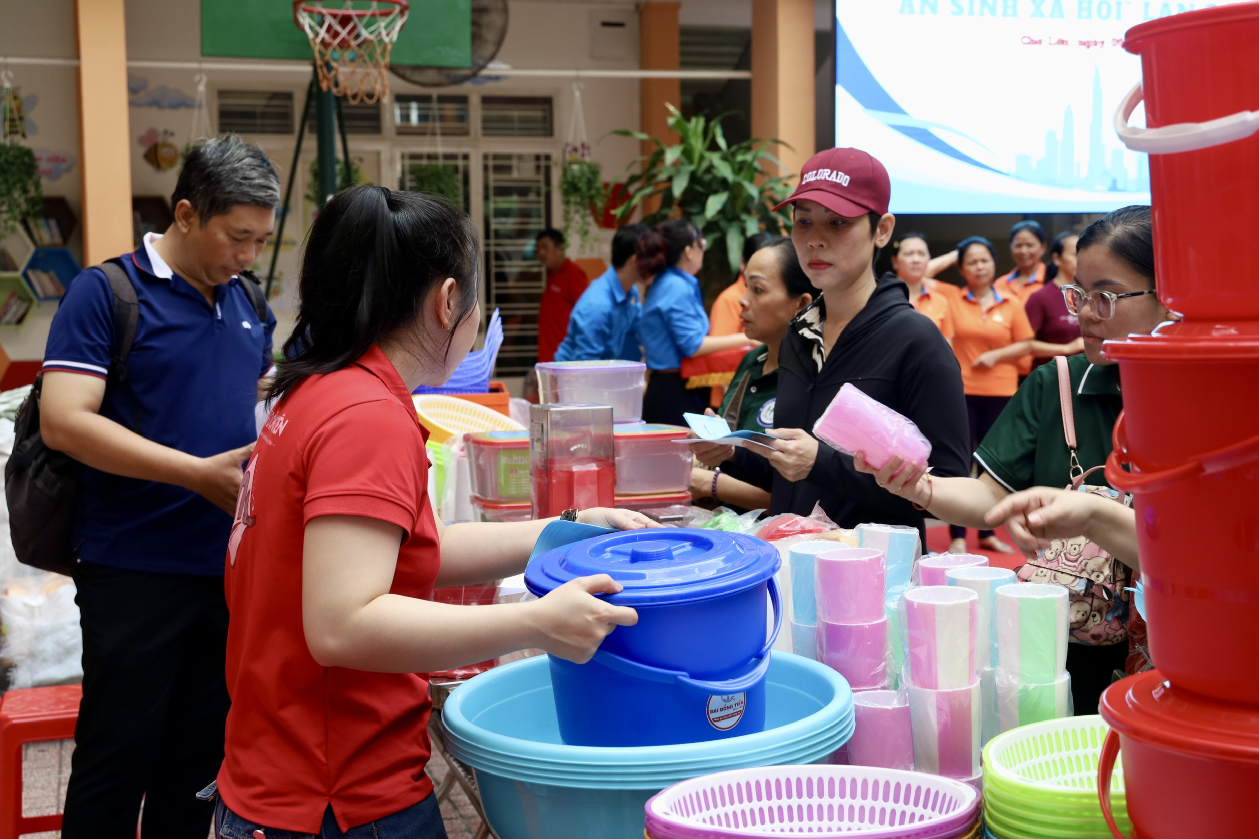 Phường Chợ Lớn ph&aacute;t động Th&aacute;ng C&ocirc;ng nh&acirc;n, tiếp nhận hơn 1,3 tỉ đồng cho Quỹ &ldquo;V&igrave; người ngh&egrave;o&rdquo; - Ảnh 9.