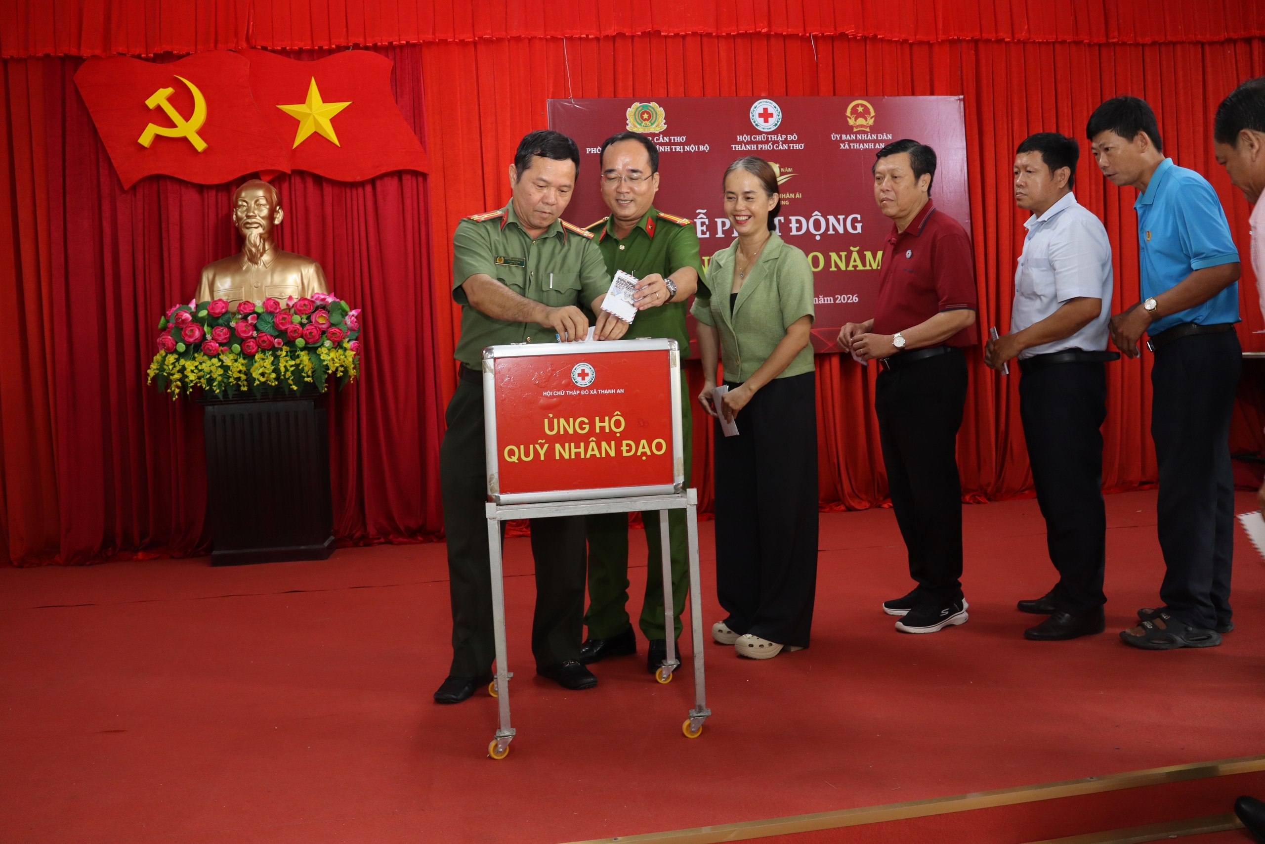 Công an TP Cần Thơ khám bệnh miễn phí cho người dân khó khăn năm 2026 - Ảnh 8.