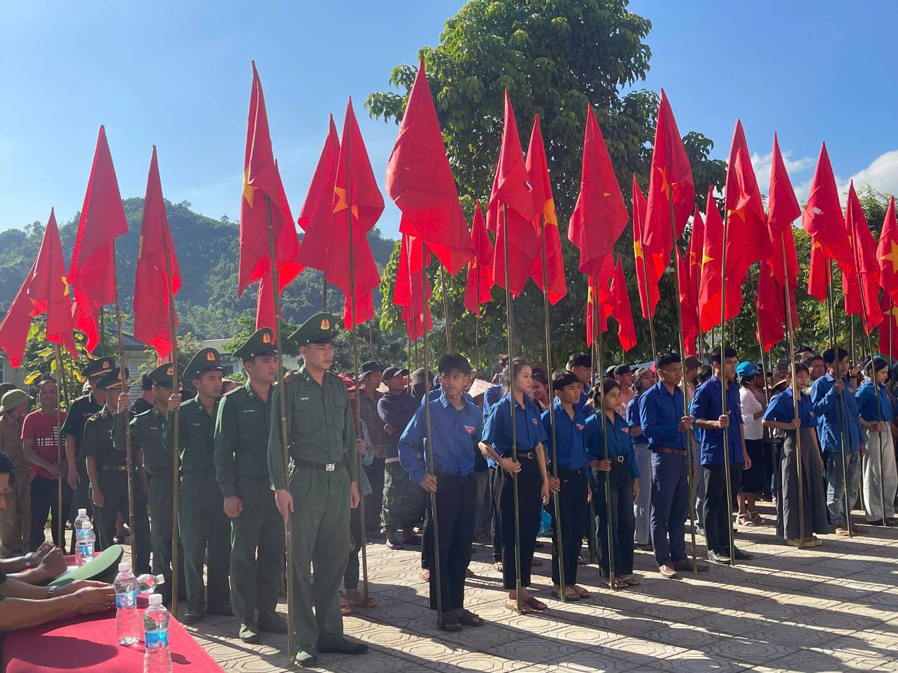 Sắc đỏ giữa đại ngàn - Ảnh 2.