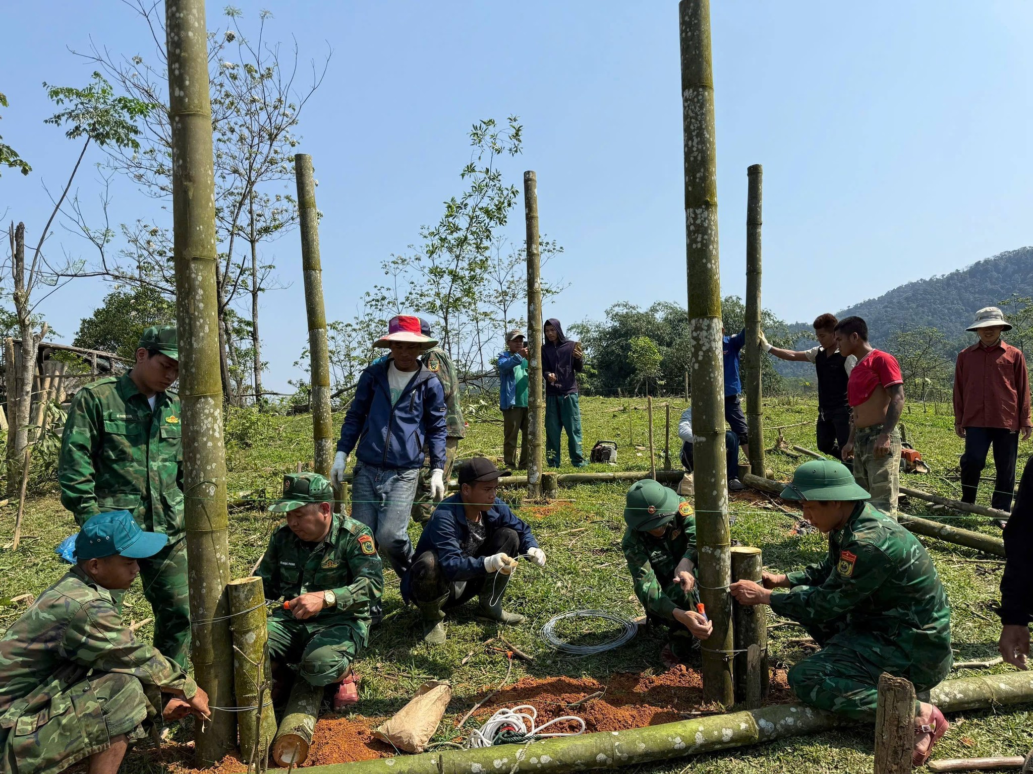 Sắc đỏ giữa đại ngàn - Ảnh 1.