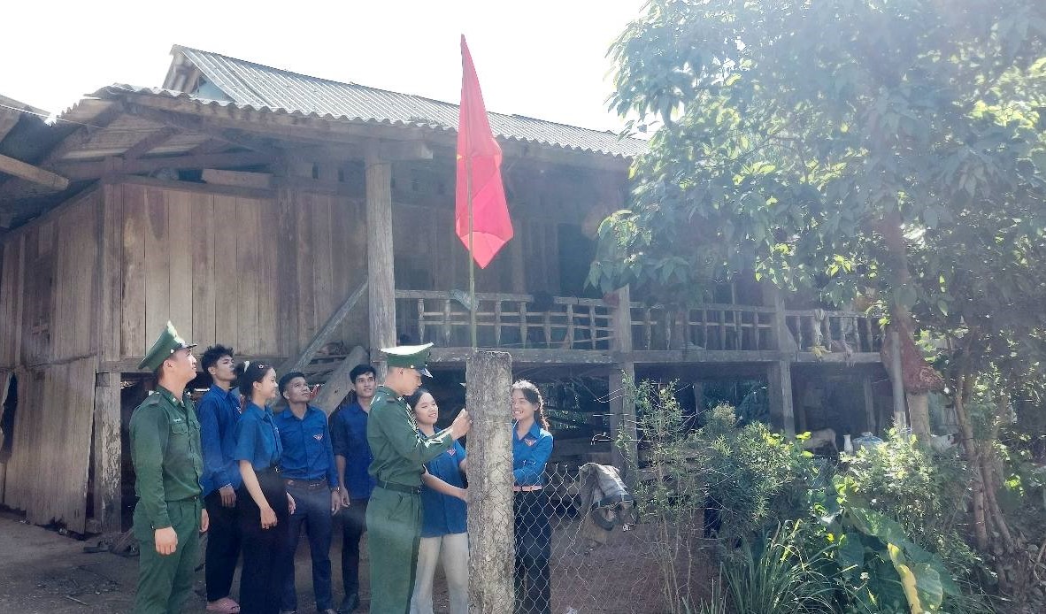 Sắc đỏ giữa đại ngàn - Ảnh 3.
