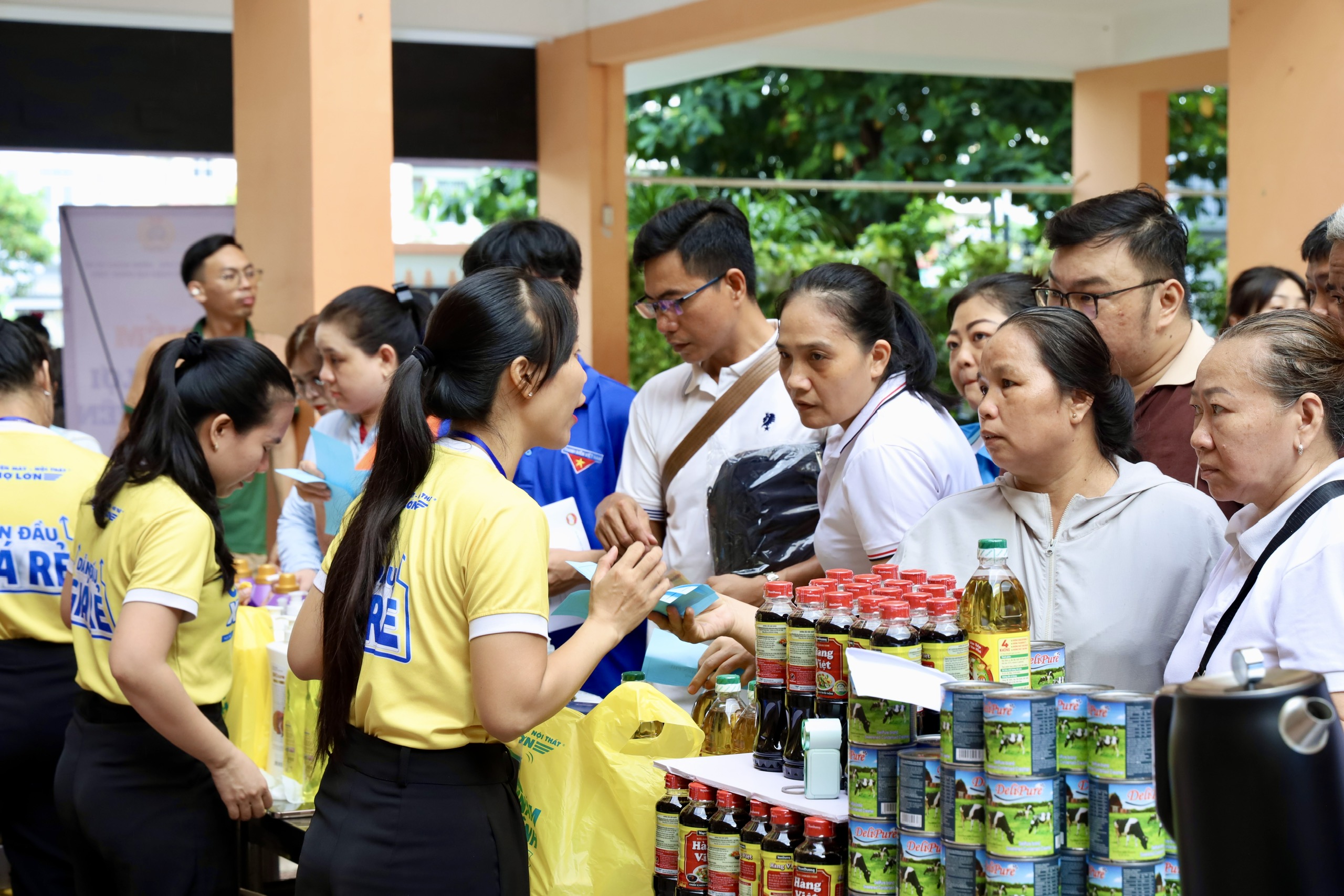Phường Chợ Lớn ph&aacute;t động Th&aacute;ng C&ocirc;ng nh&acirc;n, tiếp nhận hơn 1,3 tỉ đồng cho Quỹ &ldquo;V&igrave; người ngh&egrave;o&rdquo; - Ảnh 8.
