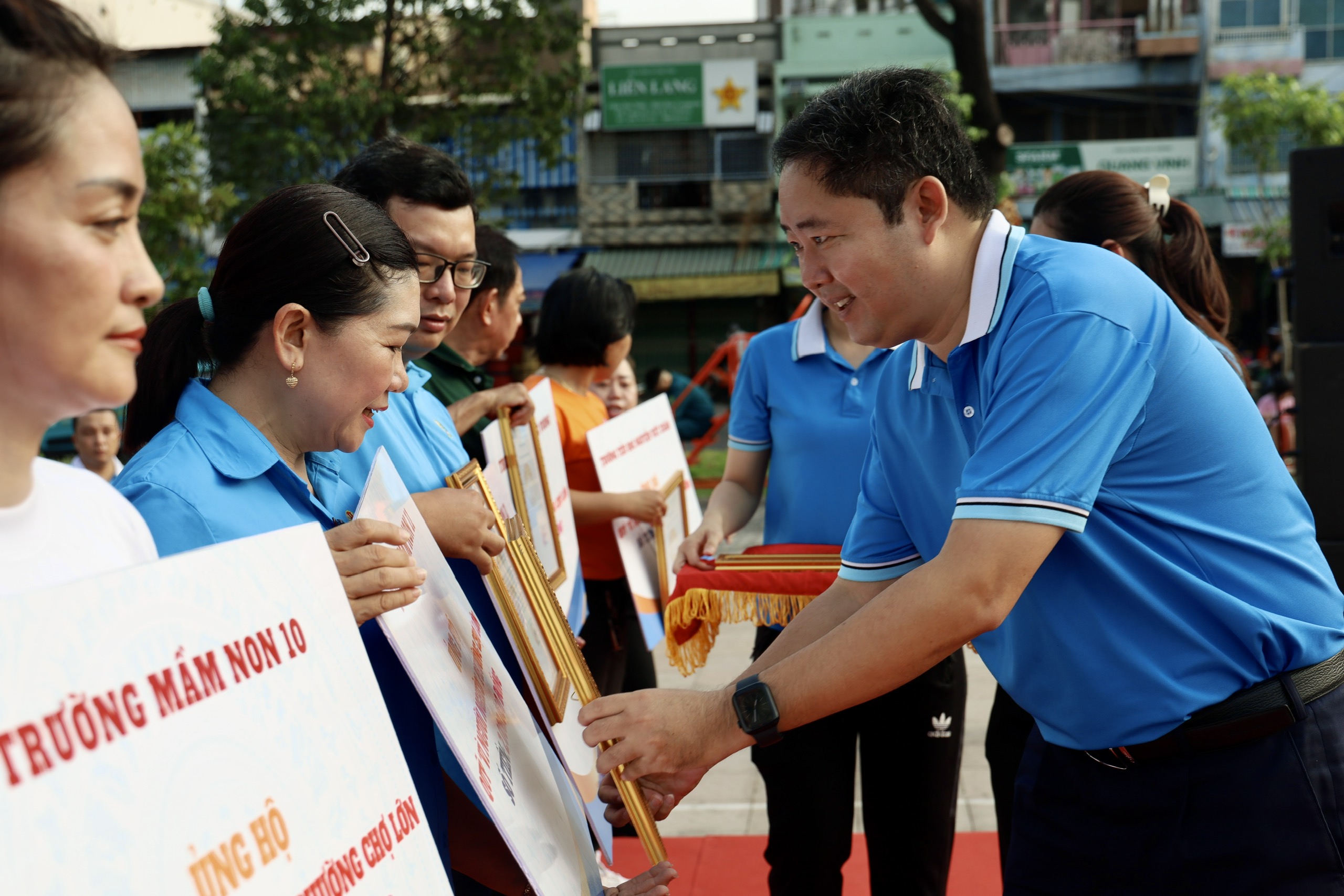 Phường Chợ Lớn ph&aacute;t động Th&aacute;ng C&ocirc;ng nh&acirc;n, tiếp nhận hơn 1,3 tỉ đồng cho Quỹ &ldquo;V&igrave; người ngh&egrave;o&rdquo; - Ảnh 5.
