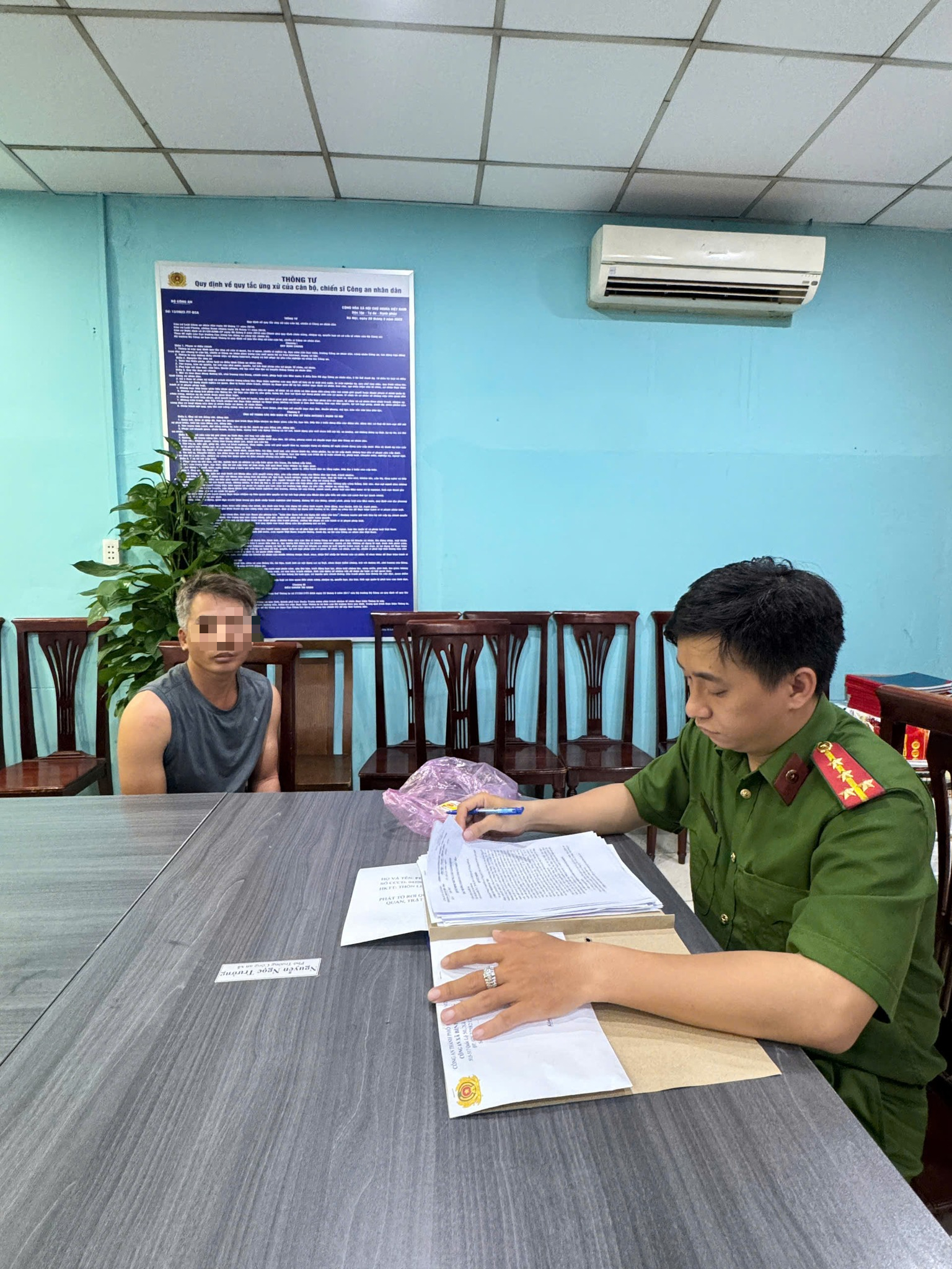C&ocirc;ng an TPHCM ra qu&acirc;n, nhiều người bị phạt một h&agrave;nh vi giống nhau - Ảnh 1.