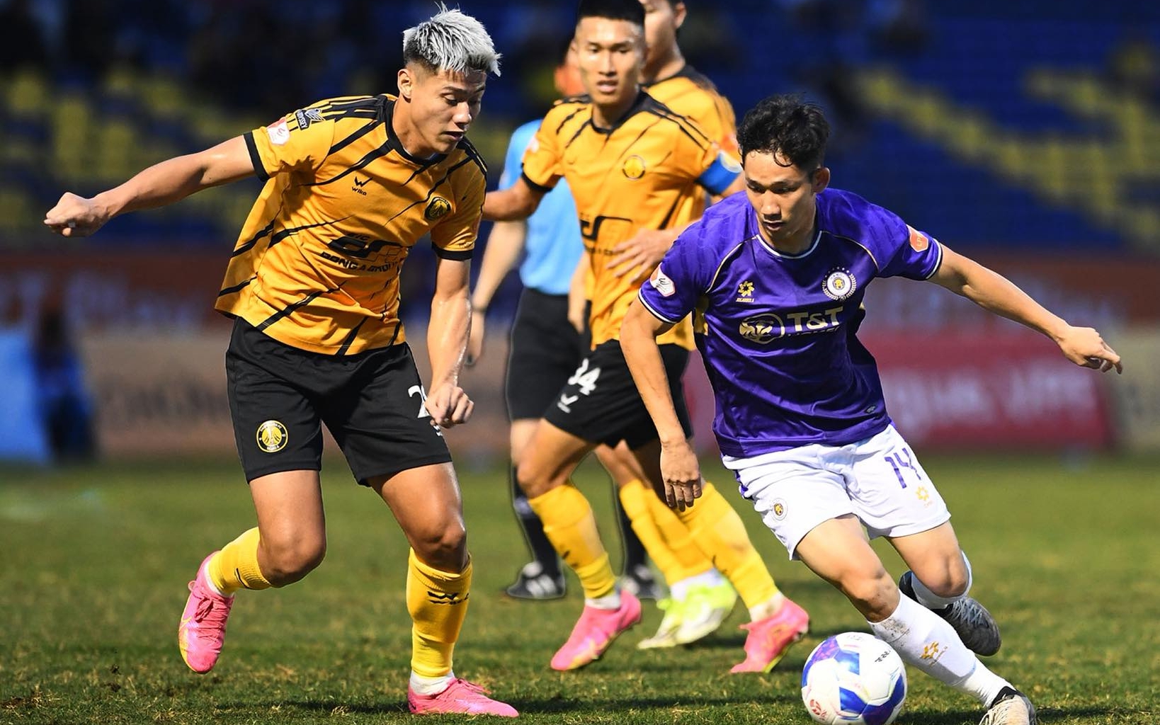 V-League: Hà Nội FC sẩy chân trước Thanh Hoá, bật khỏi Top 3