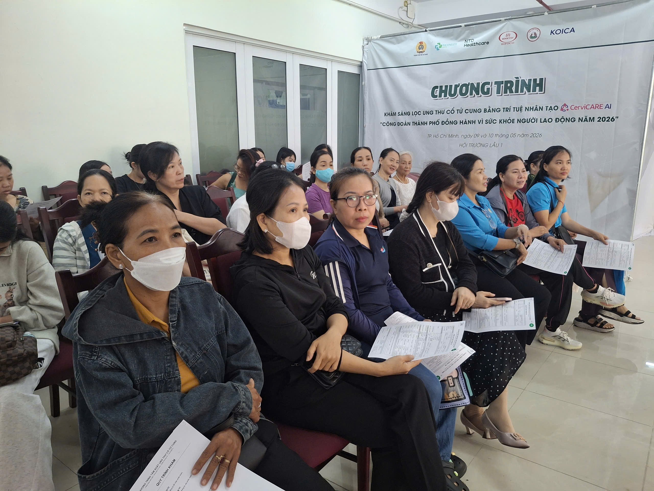 Nữ công nhân lần đầu tiên được tầm soát ung thư cổ tử cung bằng AI - Ảnh 2.