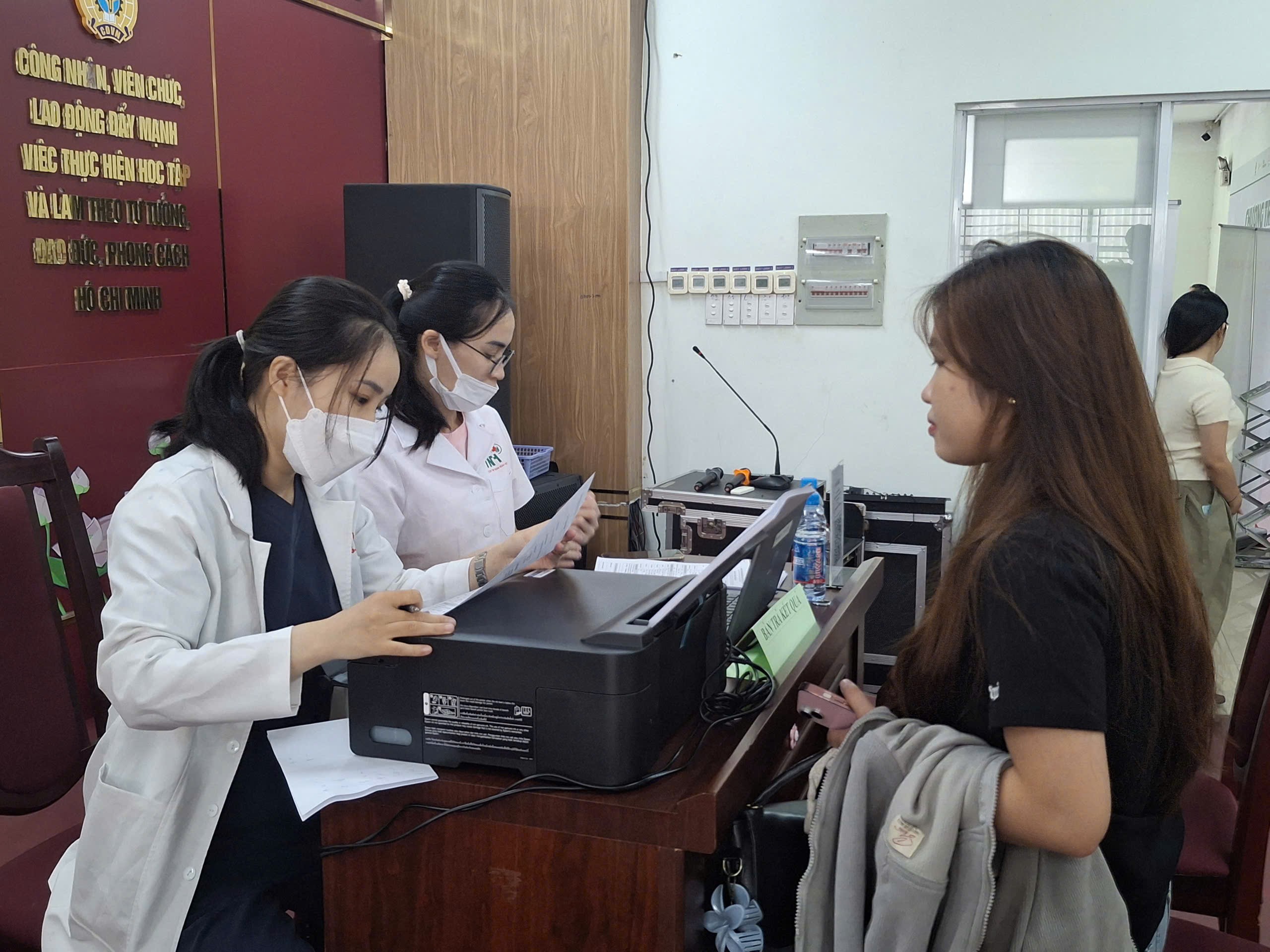Nữ công nhân lần đầu tiên được tầm soát ung thư cổ tử cung bằng AI - Ảnh 3.