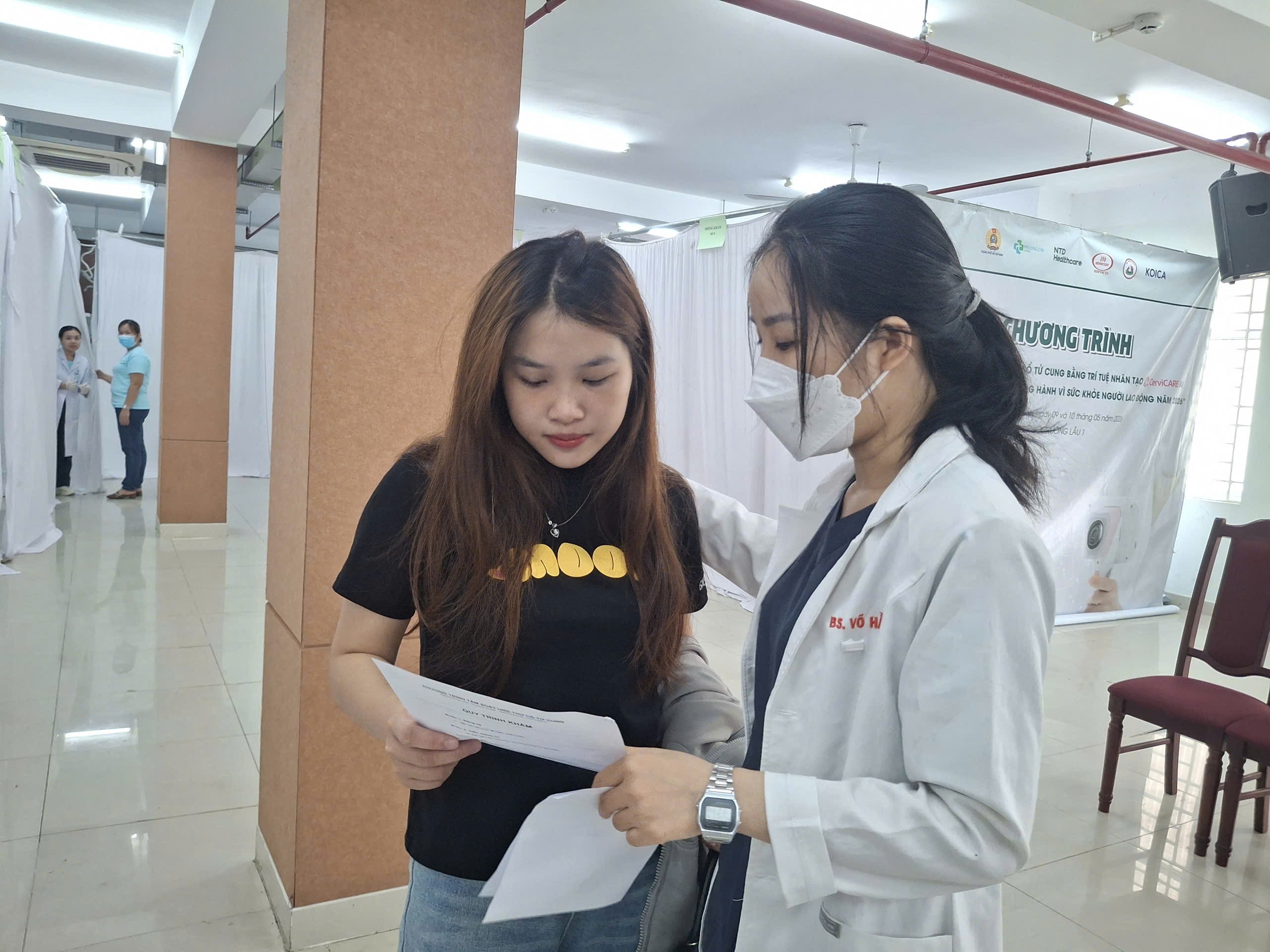 Nữ công nhân lần đầu tiên được tầm soát ung thư cổ tử cung bằng AI - Ảnh 1.