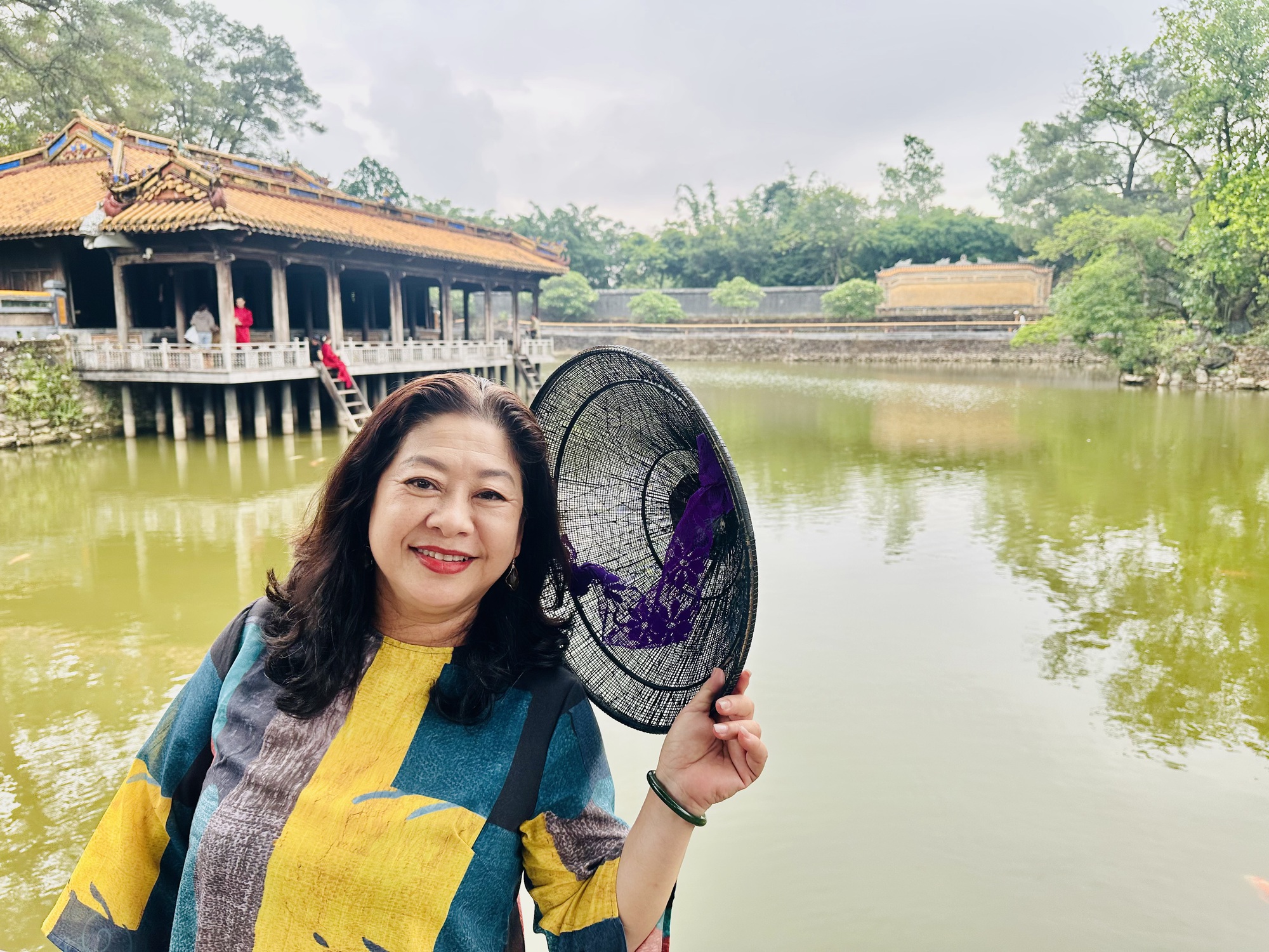 Viếng lăng Tự Đức, NSƯT Lam Tuyền nhớ vai diễn Nguyễn Thị Tồn trong "Muôn dặm vì chồng" - Ảnh 1.