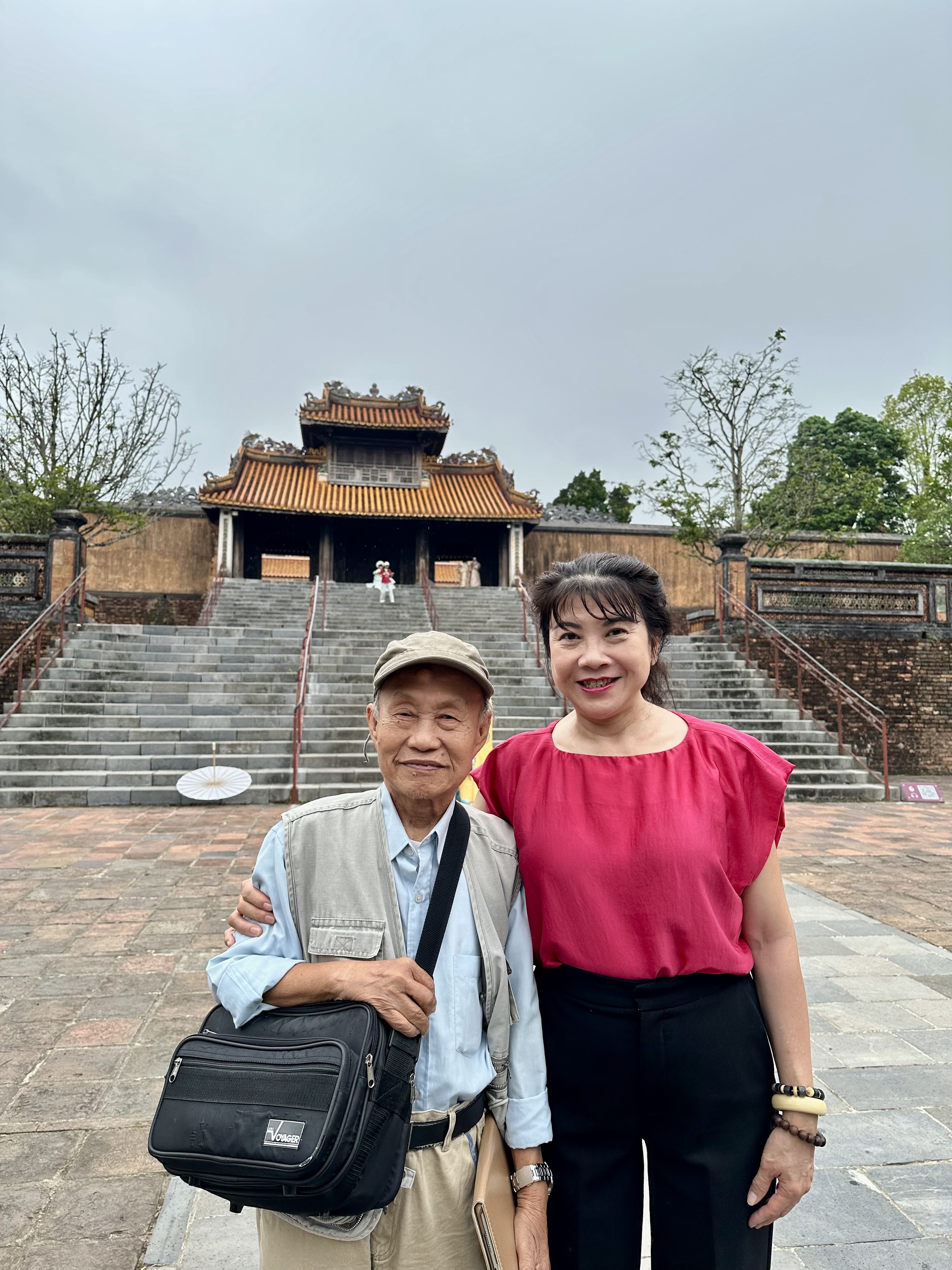 Viếng lăng Tự Đức, NSƯT Lam Tuyền nhớ vai diễn Nguyễn Thị Tồn trong "Muôn dặm vì chồng" - Ảnh 3.