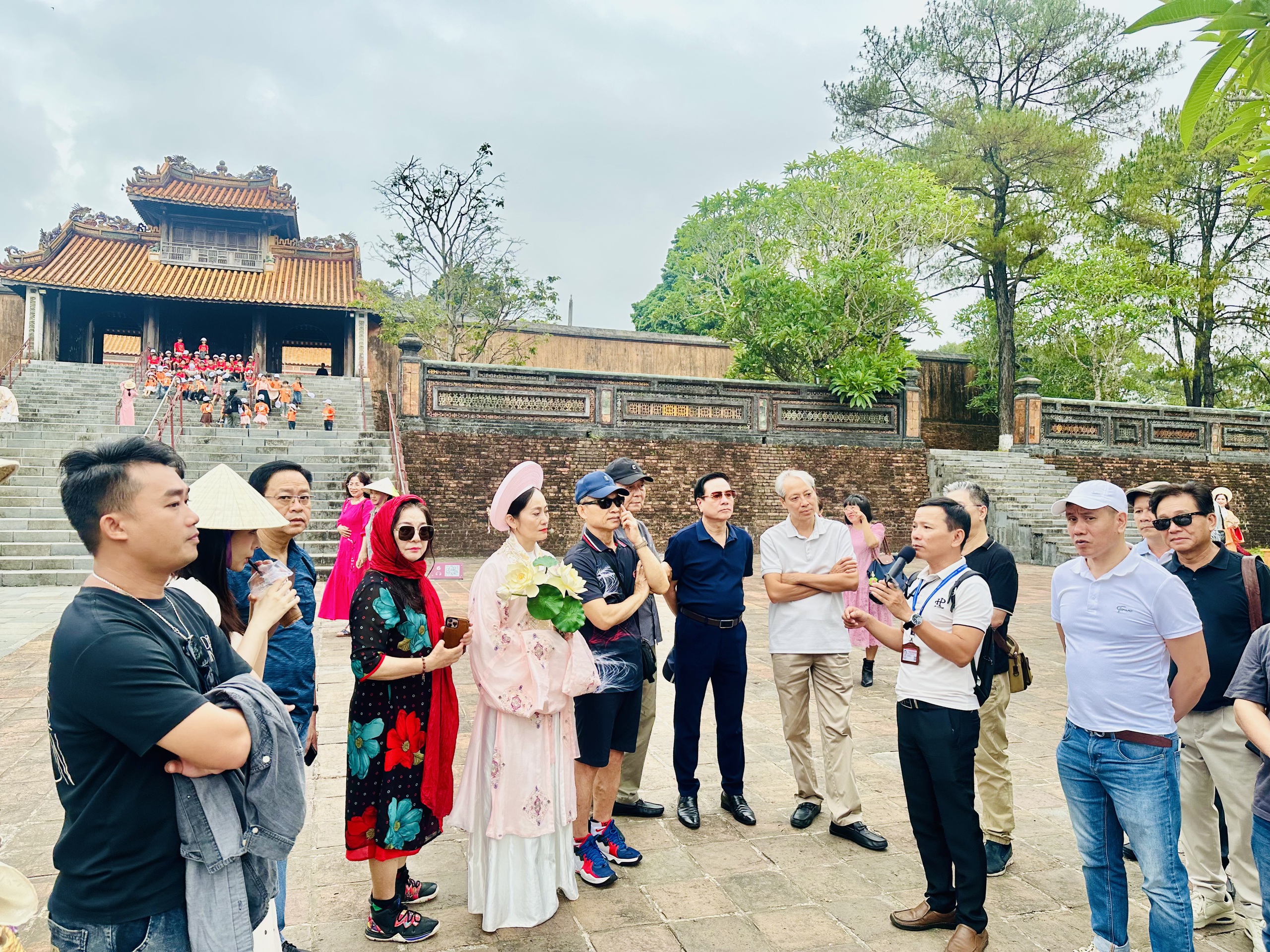 Viếng lăng Tự Đức, NSƯT Lam Tuyền nhớ vai diễn Nguyễn Thị Tồn trong "Muôn dặm vì chồng" - Ảnh 2.