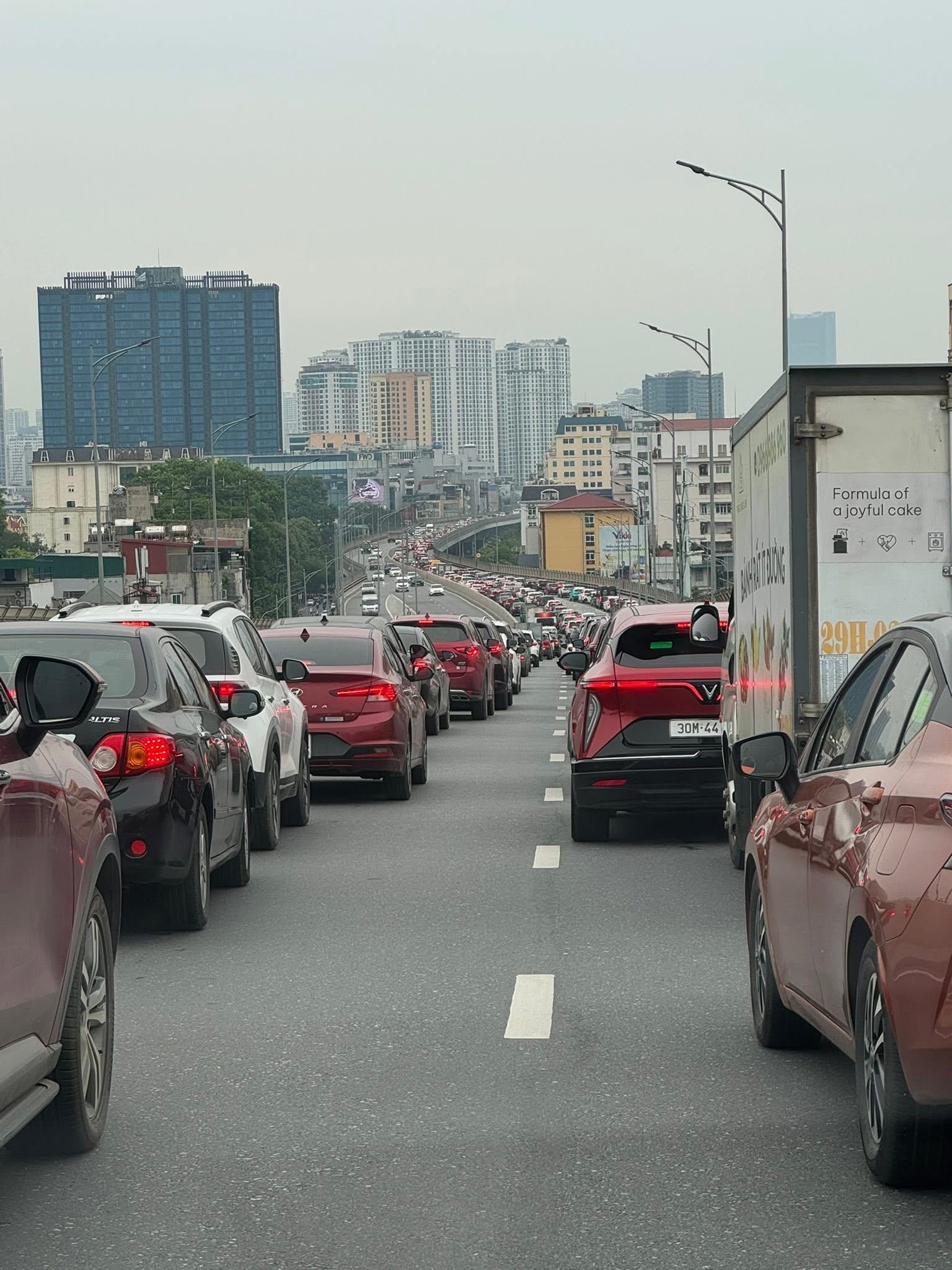 Cháy xe ô tô trên đường Vành đai 3 gây ùn tắc nghiêm trọng tại Hà Nội - Ảnh 2.