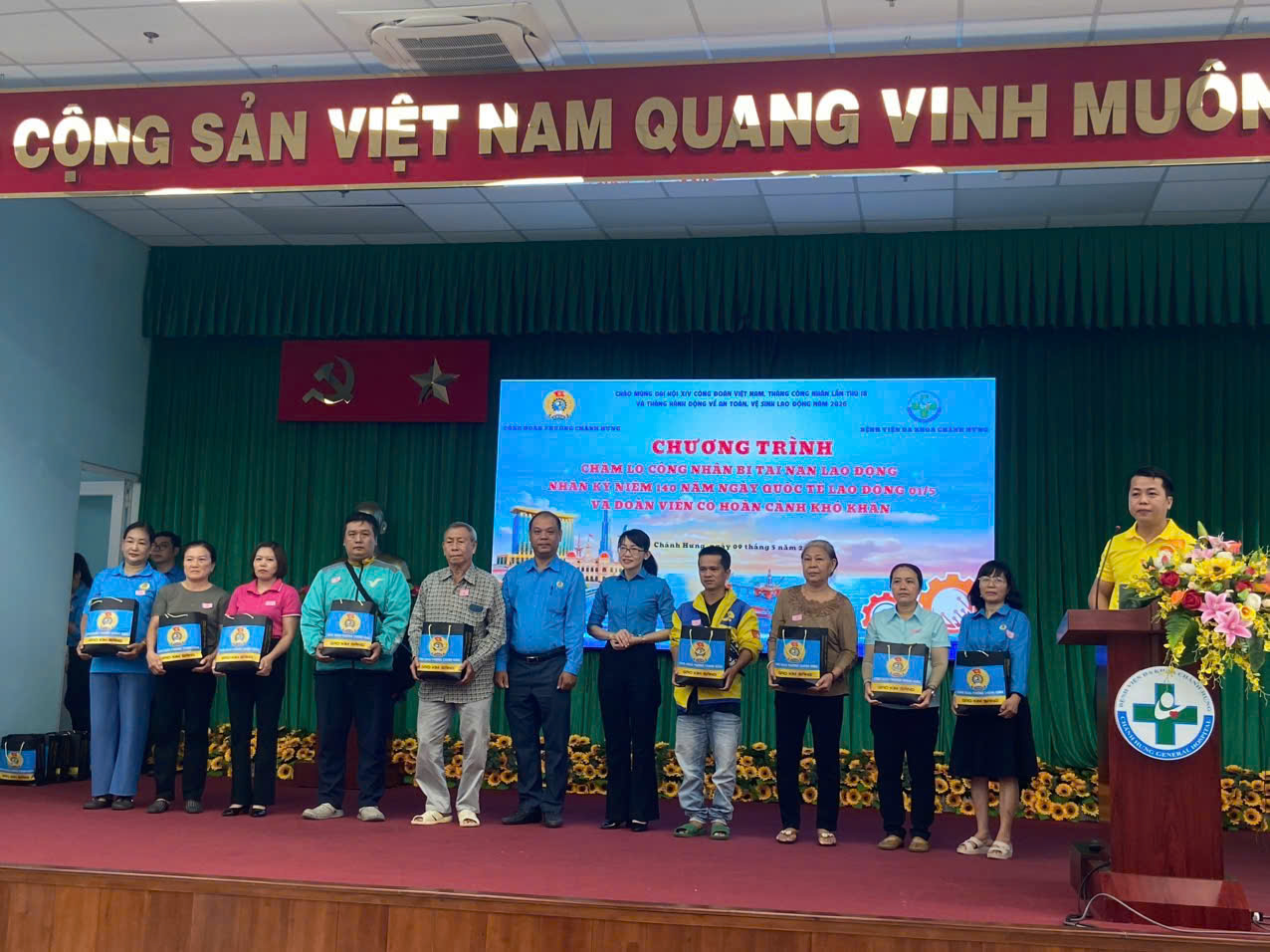Chăm sóc sức khỏe, tặng quà, tạo sân chơi cho người lao động trong Tháng Công nhân - Ảnh 2.