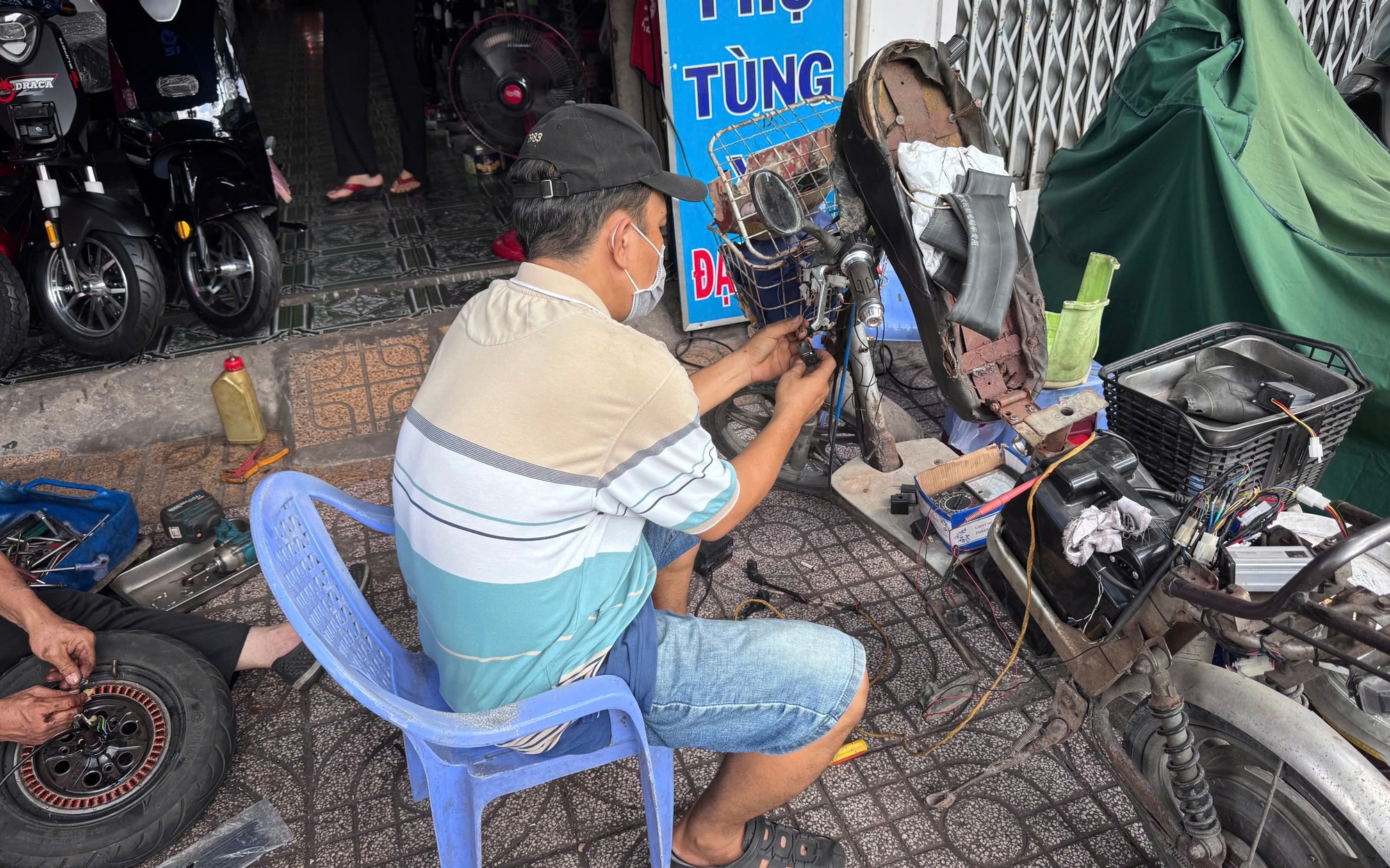 "Phù phép" xe đạp điện thành xe máy điện
