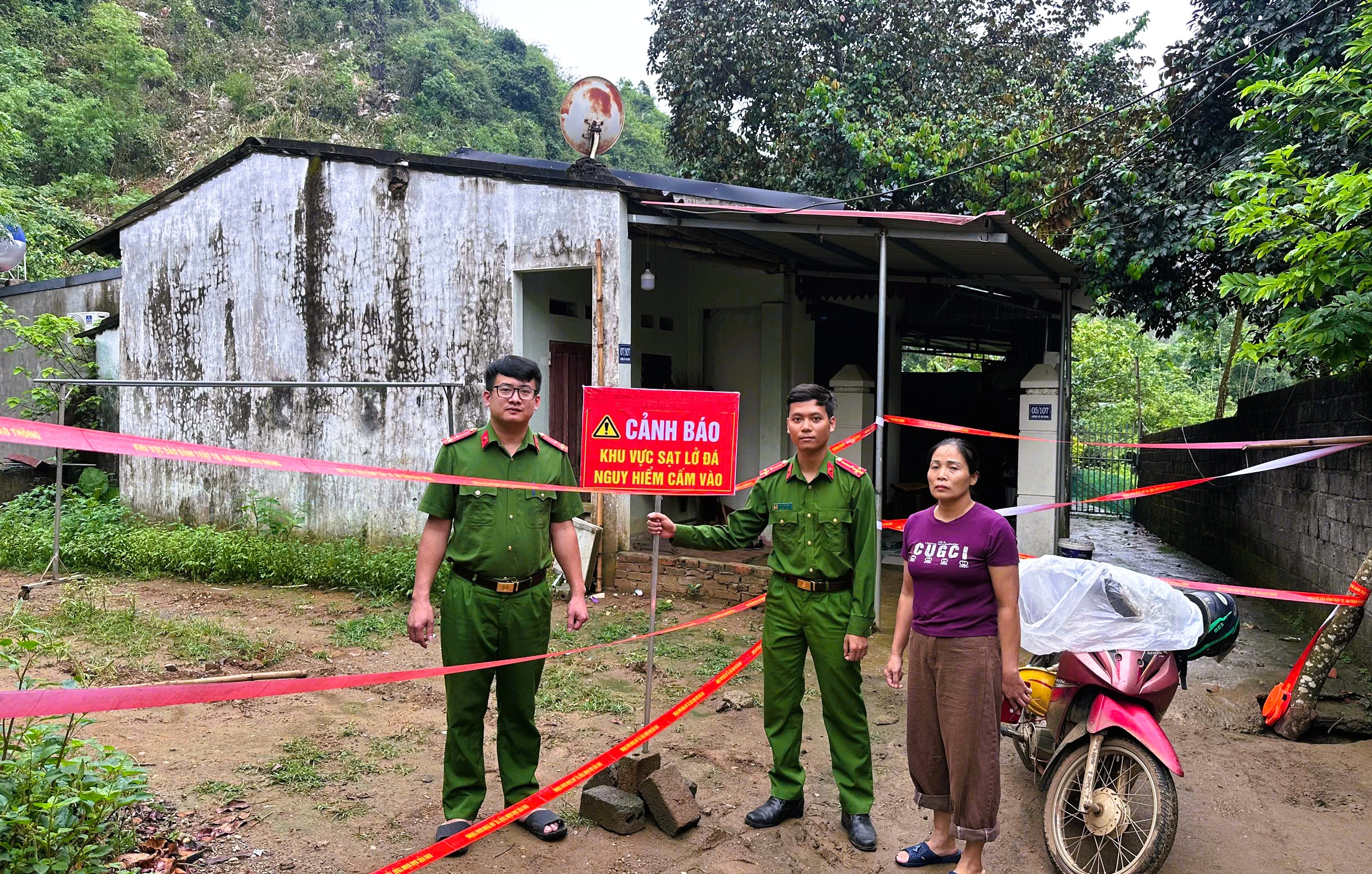 Tảng đá hàng chục tấn sạt lở xuống khu vực nhà dân, 3 mẹ con may mắn thoát chết - Ảnh 3.