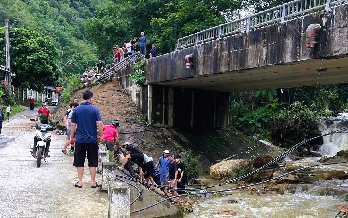 Ô tô chở dầu mất phanh tông vào lan can cầu, tài xế văng xuống suối tử vong