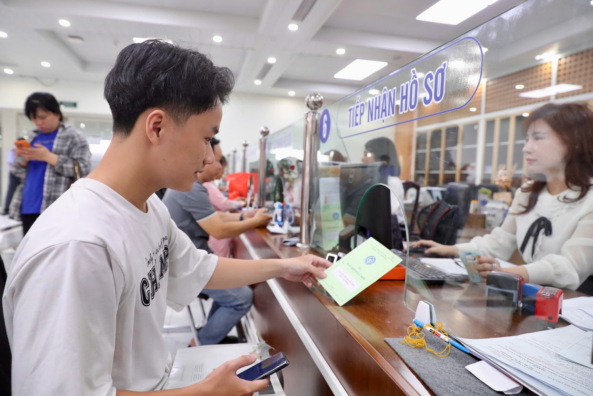 Đi làm sau tuổi hưu: Nhận trợ cấp BHXH gấp 4 lần - Ảnh 1.