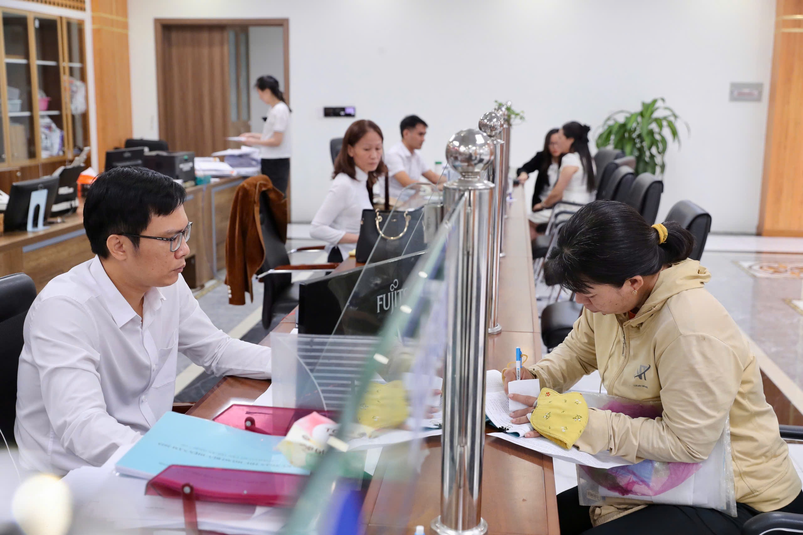 Tiền đóng BHYT, BHXH từ 1-7: Người dân cần chuẩn bị bao nhiêu? - Ảnh 1.