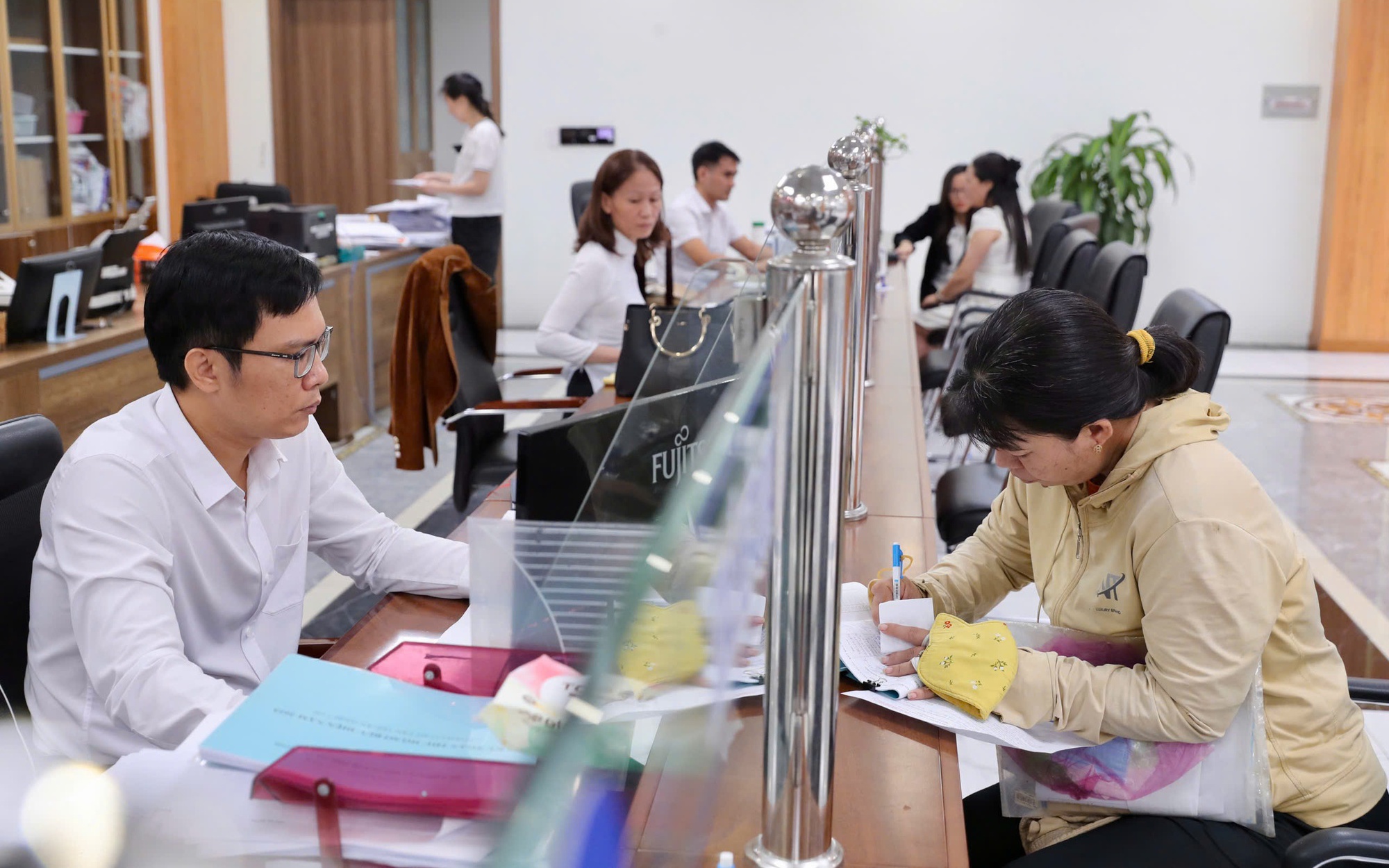 Tiền đóng BHYT, BHXH từ ngày 1-7: Người dân cần chuẩn bị bao nhiêu?