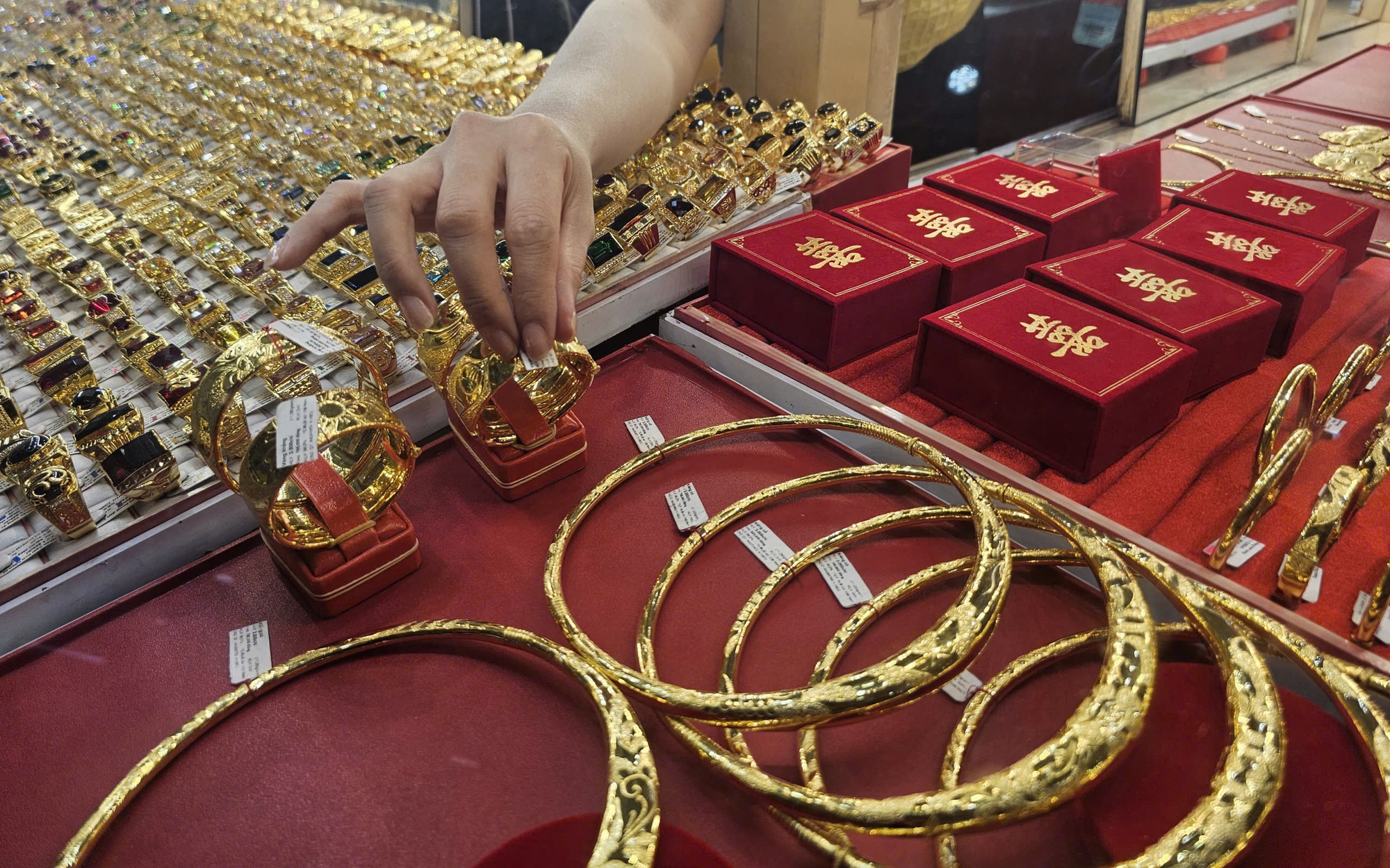 "Cởi trói" vàng trang sức