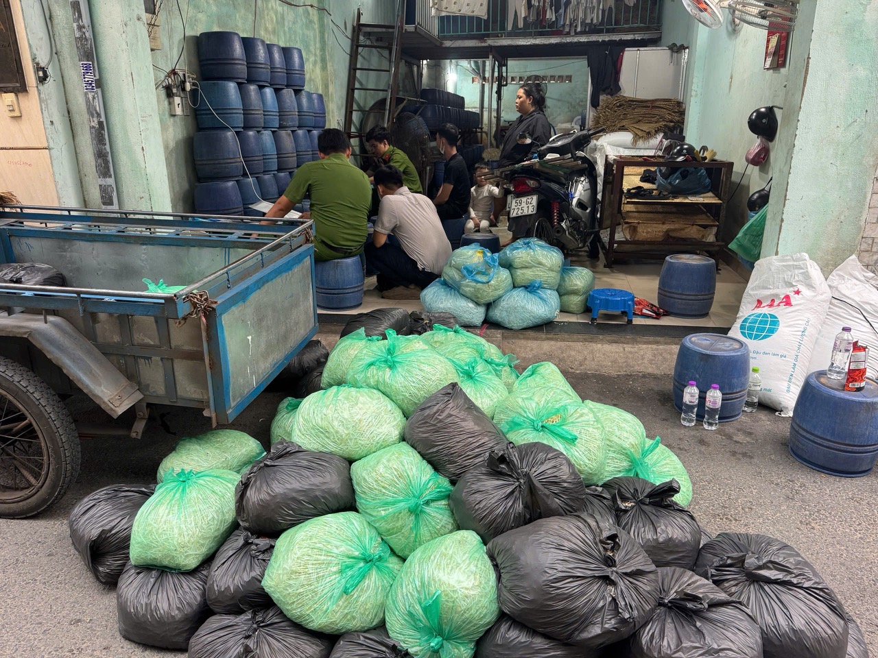 Công an TPHCM bắt 4 người làm giá đỗ sử dụng nước "kẹo" - Ảnh 3.