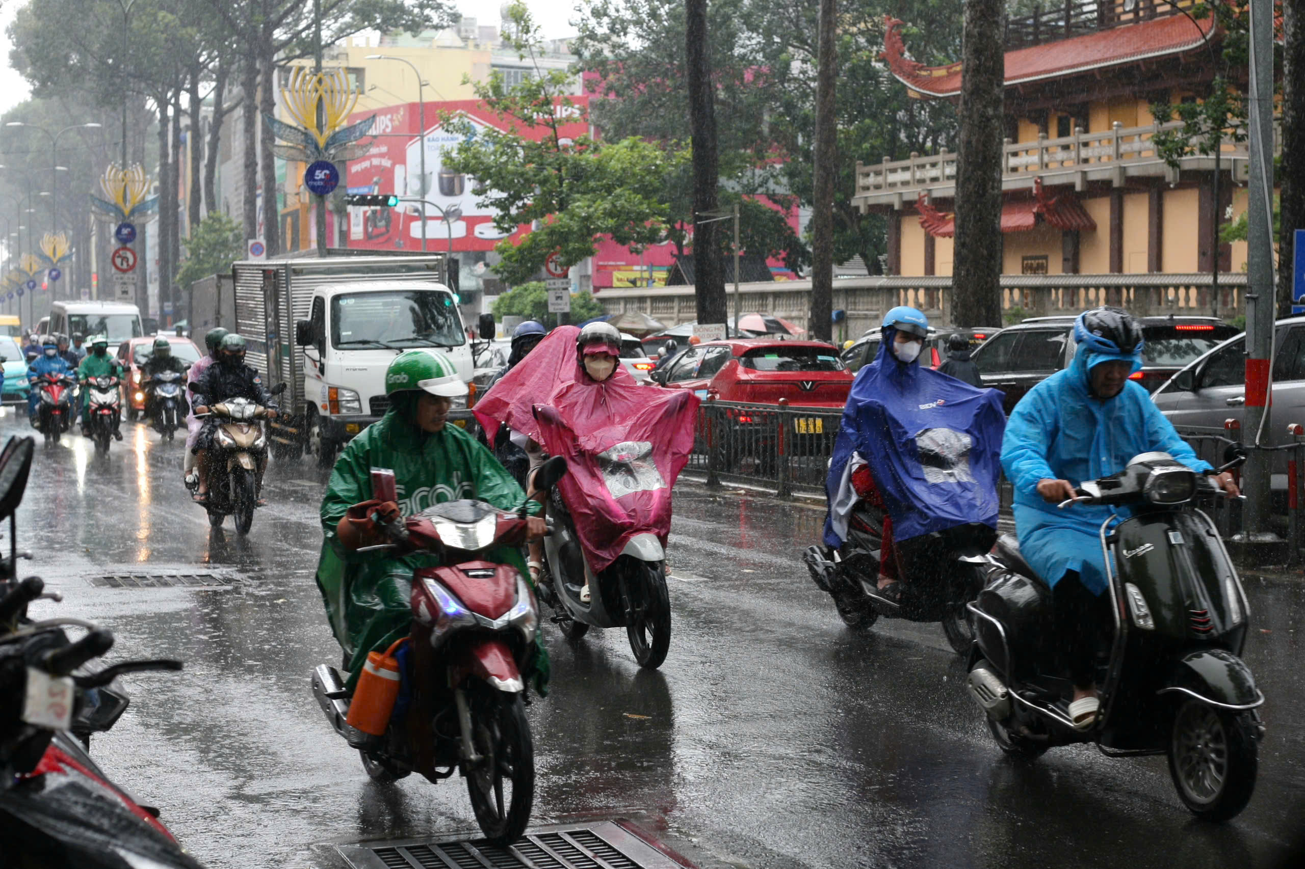 TPHCM và Nam Bộ tiếp tục có đợt mưa diện rộng - Ảnh 1.
