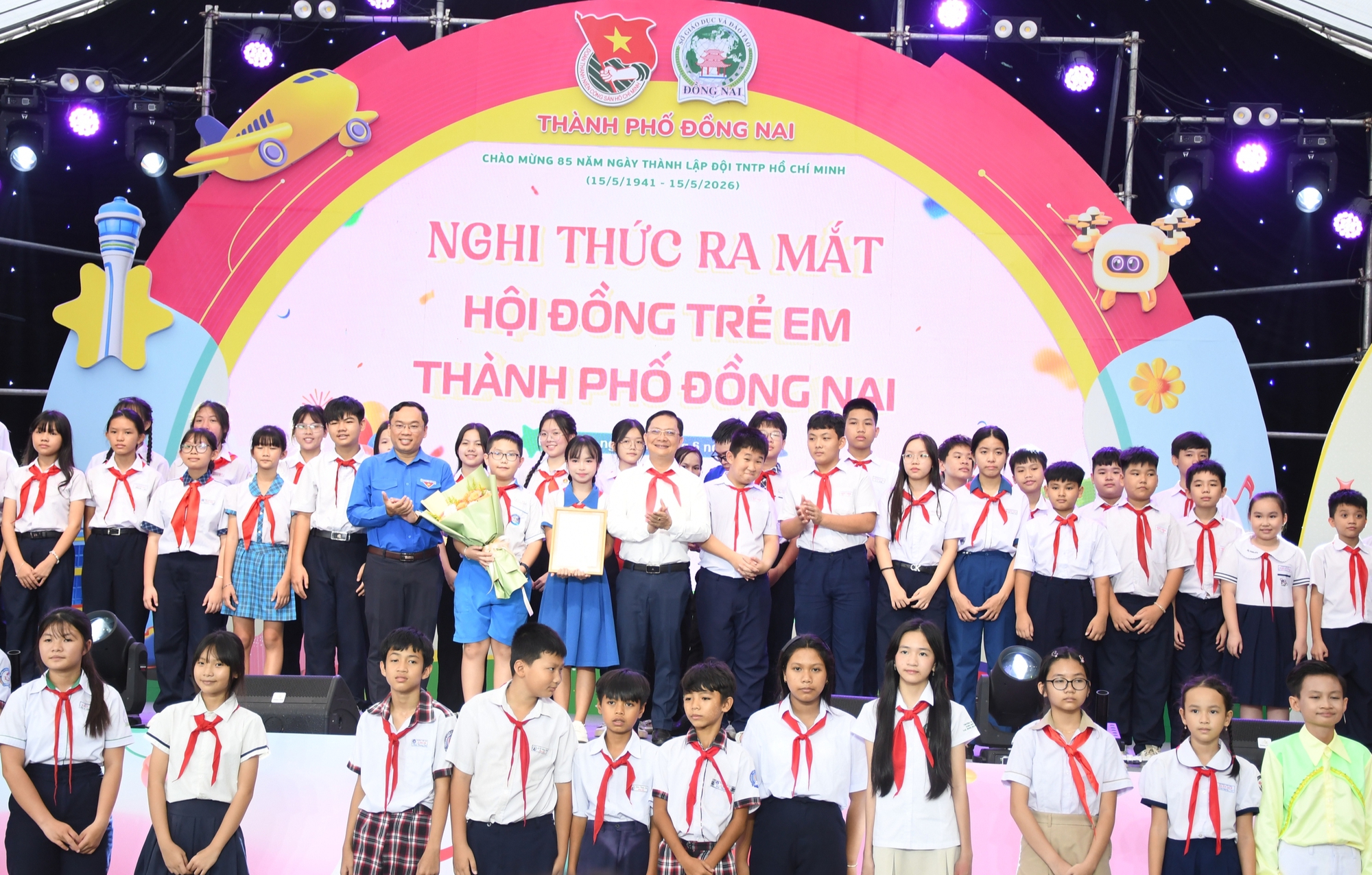 Báo Người Lao Động trao 50 suất hỗ trợ tiếp sức học sinh vượt khó, vươn lên - Ảnh 6.