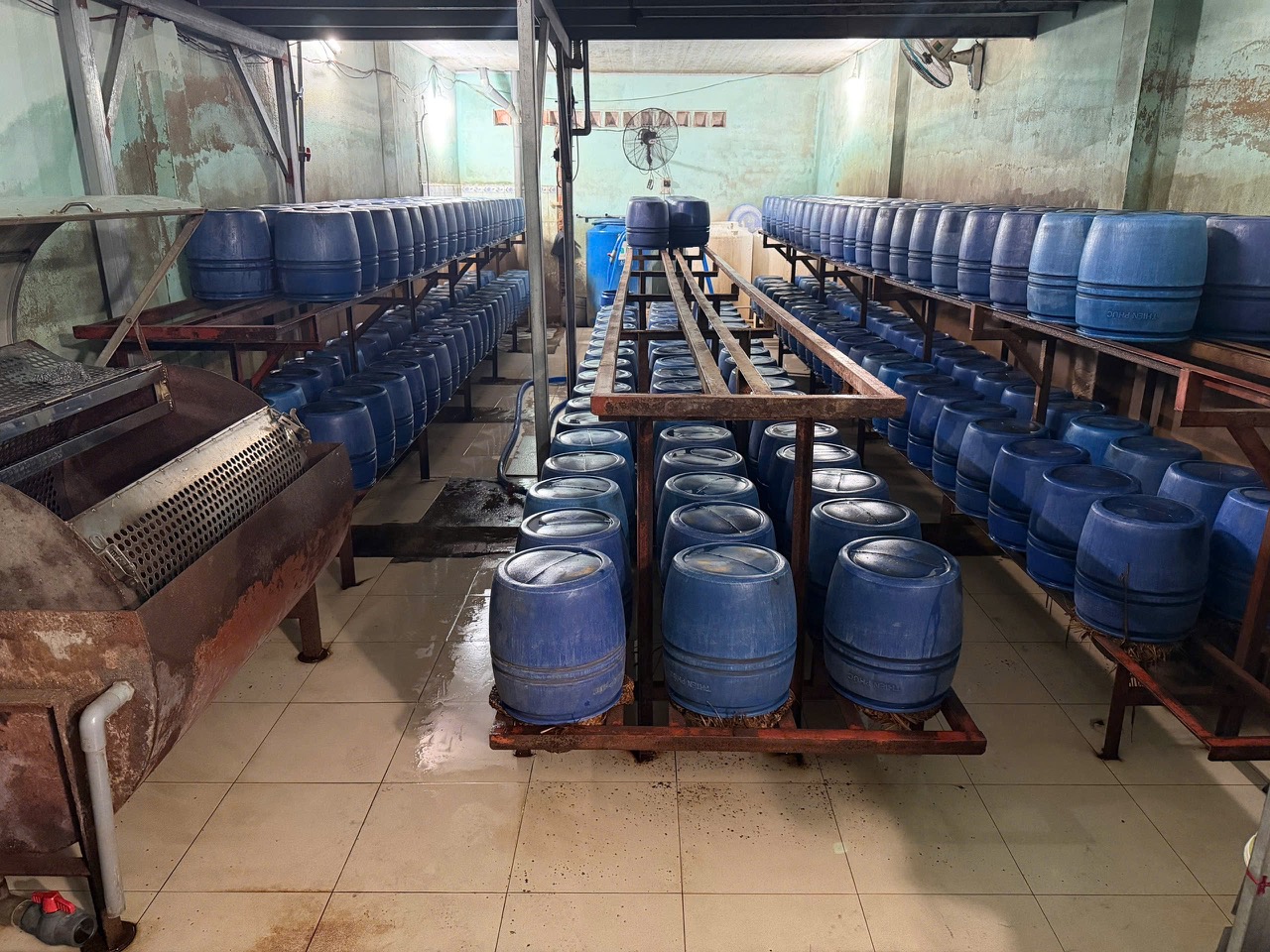 Công an TPHCM bắt 4 người làm giá đỗ sử dụng nước "kẹo" - Ảnh 4.