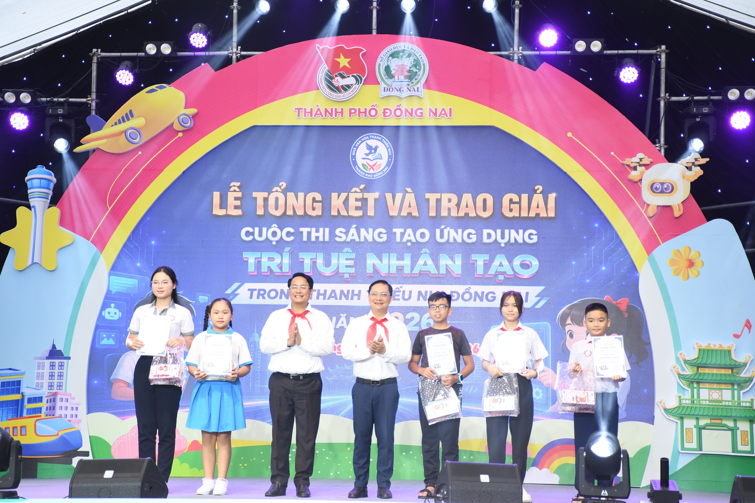 Báo Người Lao Động trao 50 suất hỗ trợ tiếp sức học sinh vượt khó, vươn lên - Ảnh 4.