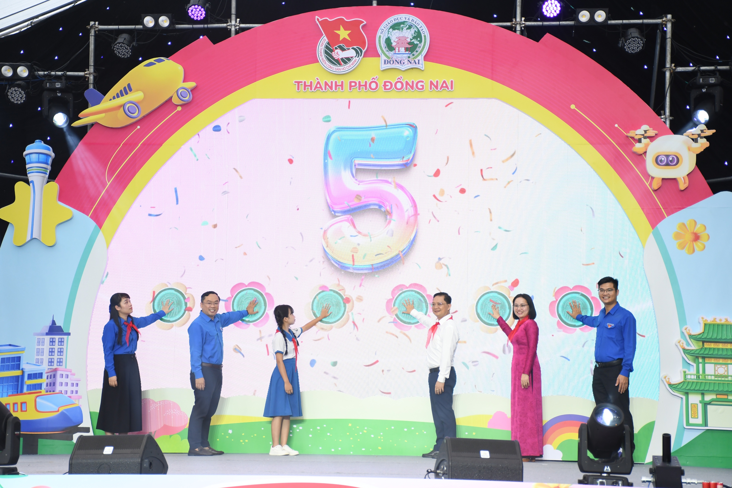 Báo Người Lao Động trao 50 suất hỗ trợ tiếp sức học sinh vượt khó, vươn lên - Ảnh 5.