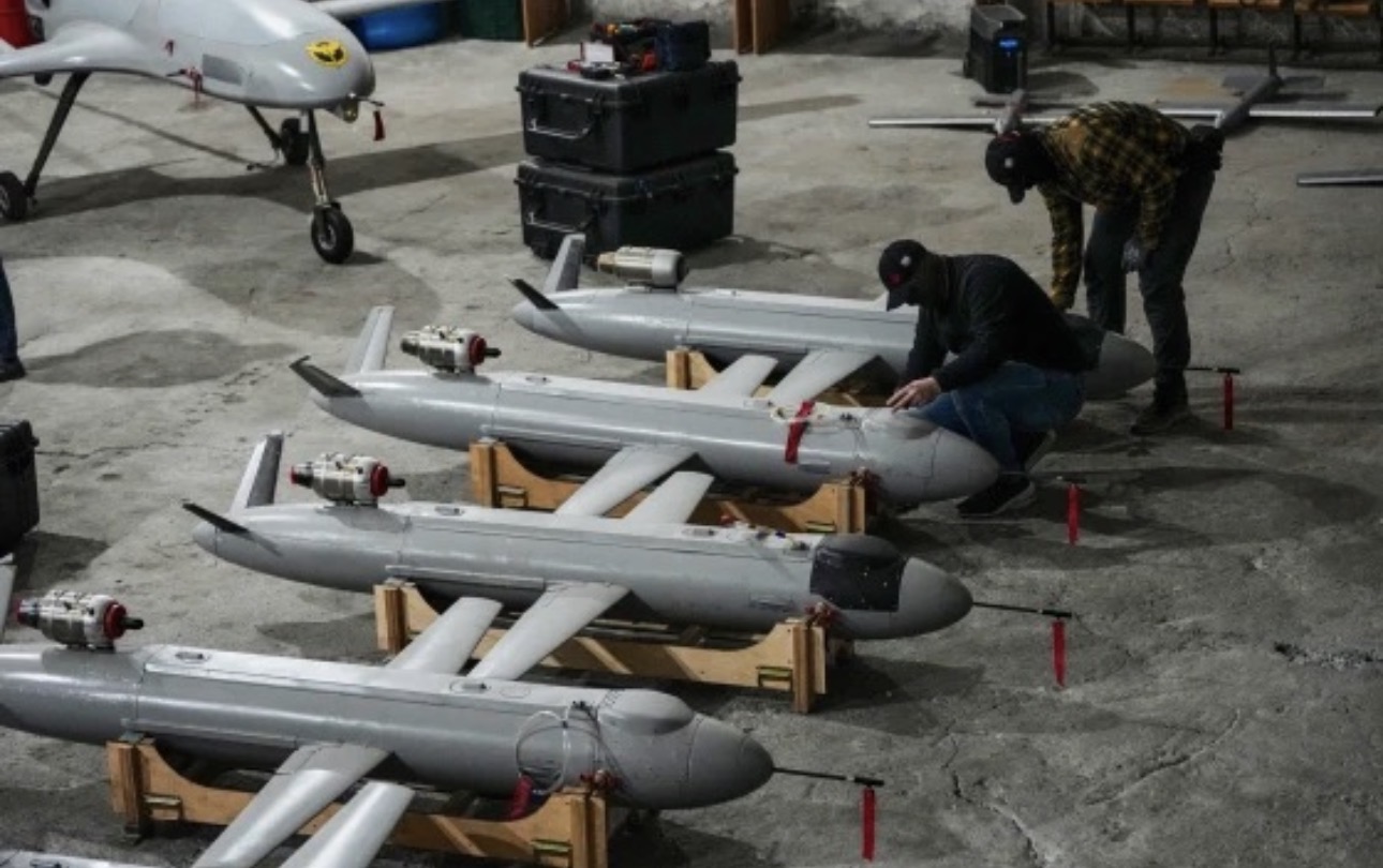 Ukraine tung h&agrave;ng trăm UAV tấn c&ocirc;ng hạ tầng dầu mỏ ở Nga - Ảnh 1.