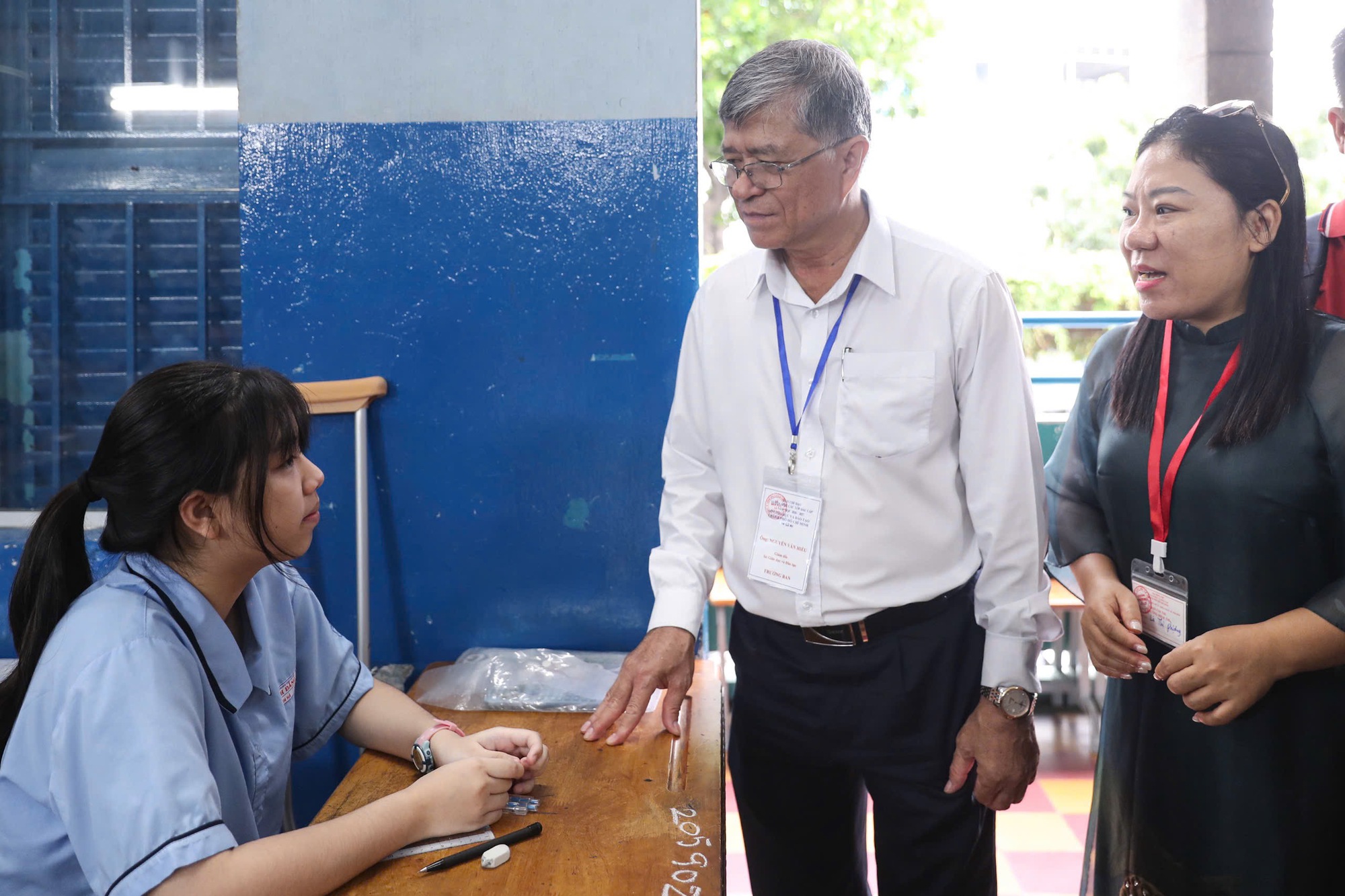 Gần 152.000 th&iacute; sinh TPHCM bước v&agrave;o kỳ thi lớp 10: Hồi hộp đề thi ngữ văn - Ảnh 8.