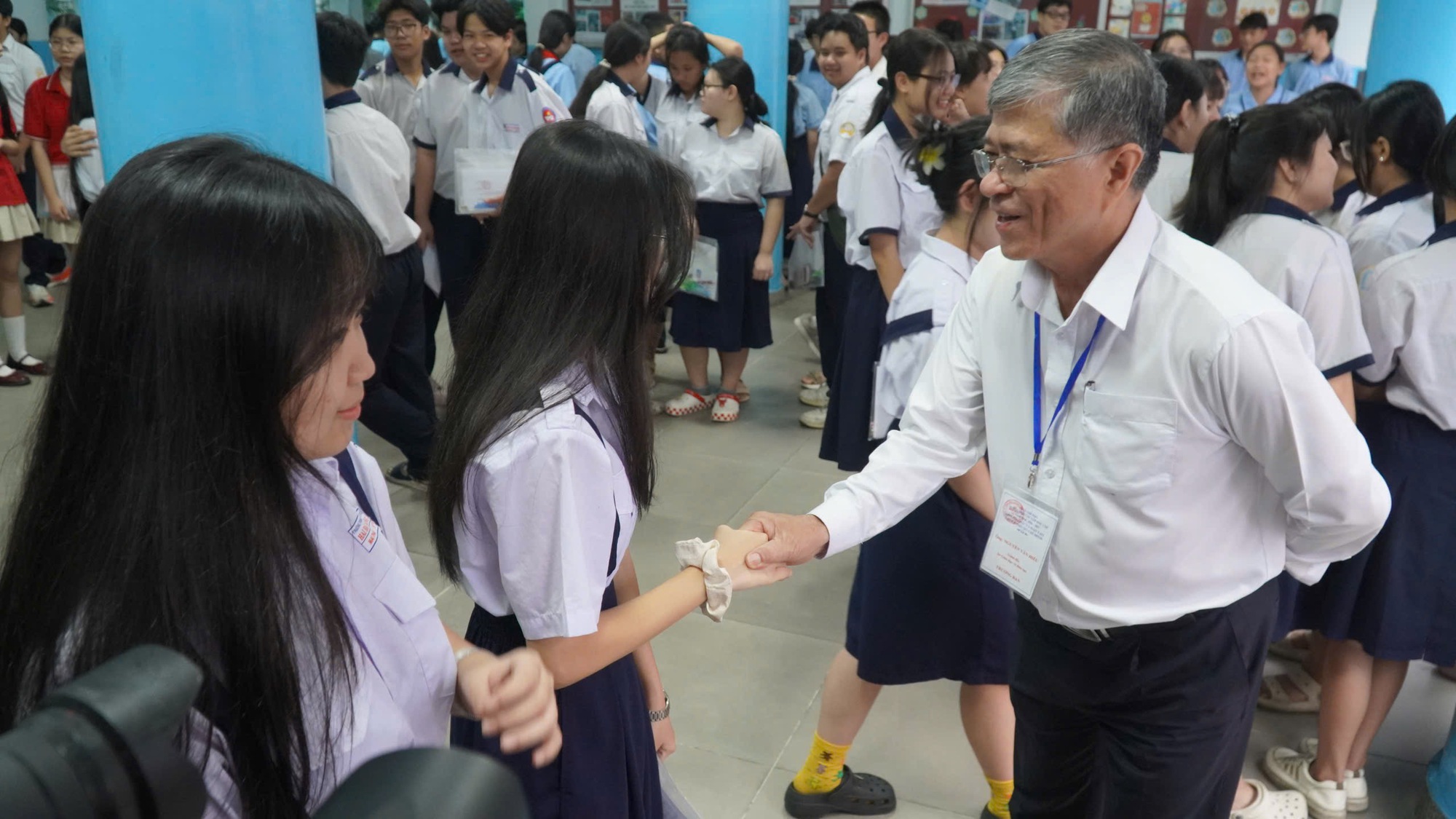 Gần 152.000 th&iacute; sinh TPHCM bước v&agrave;o kỳ thi lớp 10: Hồi hộp đề thi ngữ văn - Ảnh 13.