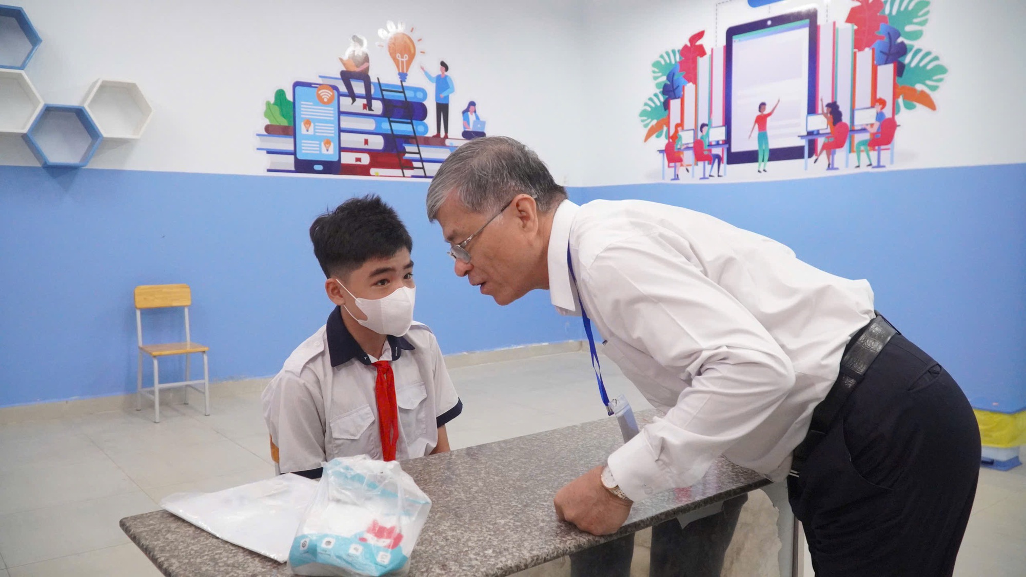 Gần 152.000 th&iacute; sinh TPHCM bước v&agrave;o kỳ thi lớp 10: Hồi hộp đề thi ngữ văn - Ảnh 11.