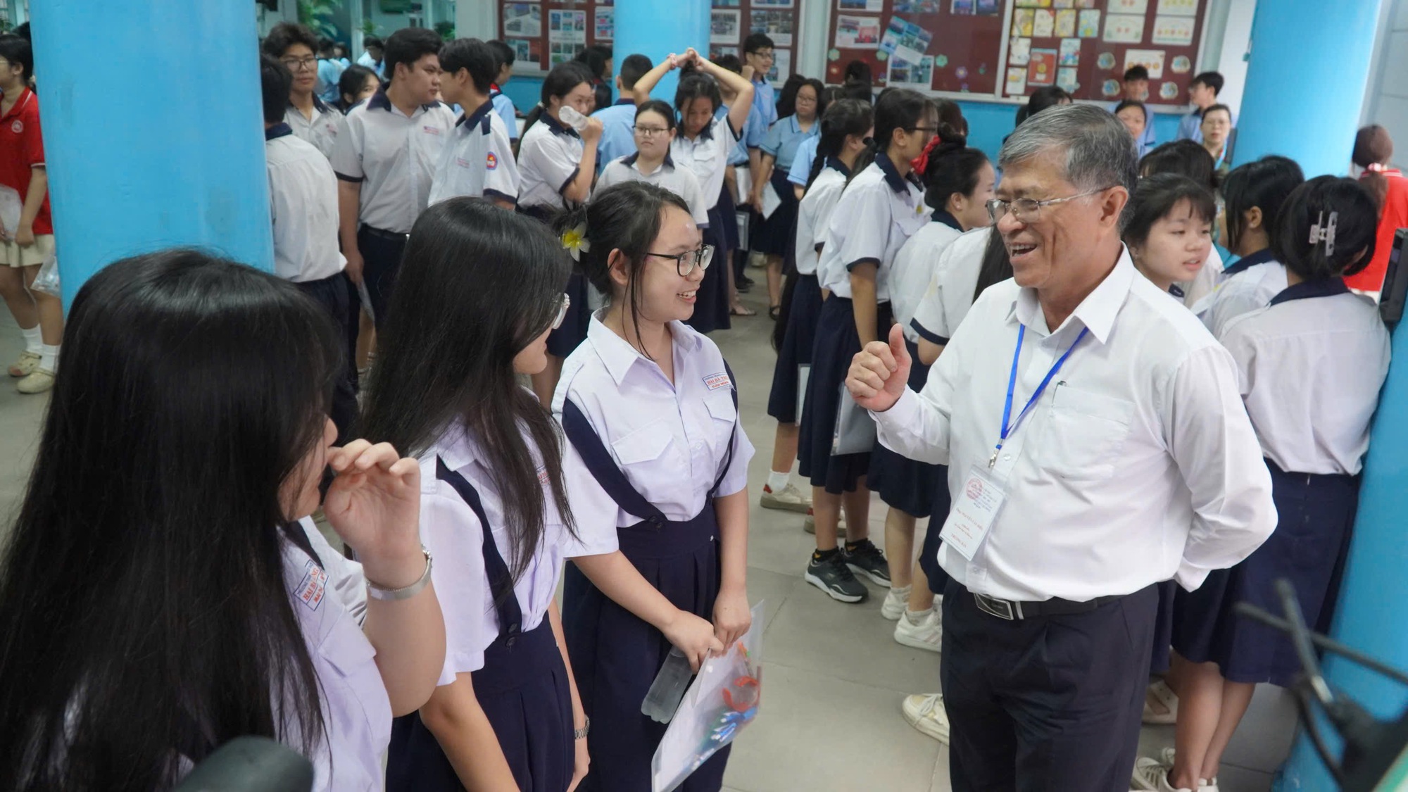 Gần 152.000 th&iacute; sinh TPHCM bước v&agrave;o kỳ thi lớp 10: Hồi hộp đề thi ngữ văn - Ảnh 12.