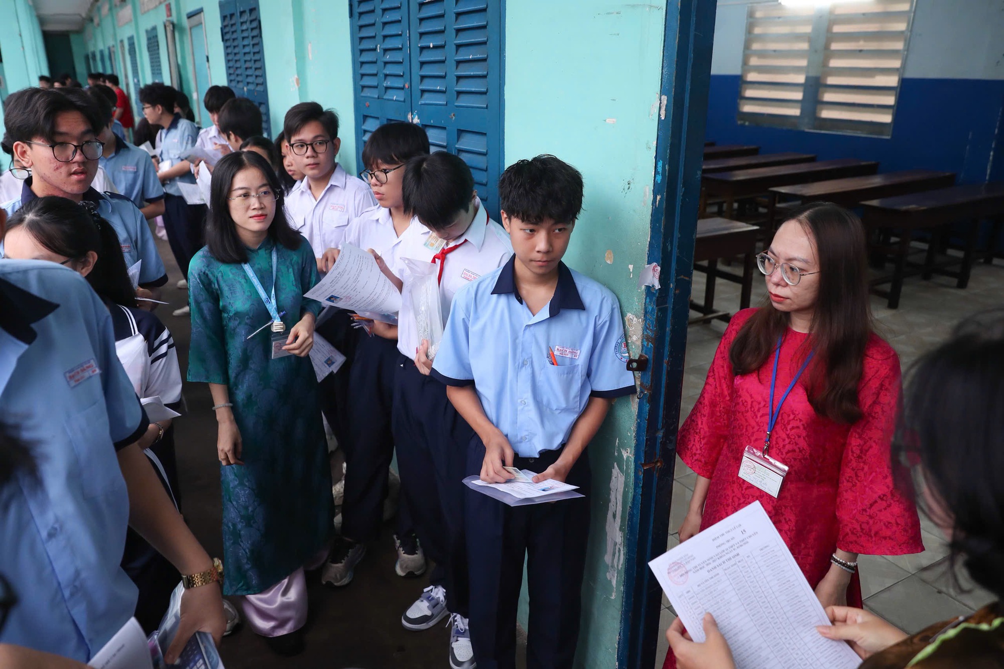 Gần 152.000 th&iacute; sinh TPHCM bước v&agrave;o kỳ thi lớp 10: Hồi hộp đề thi ngữ văn - Ảnh 14.