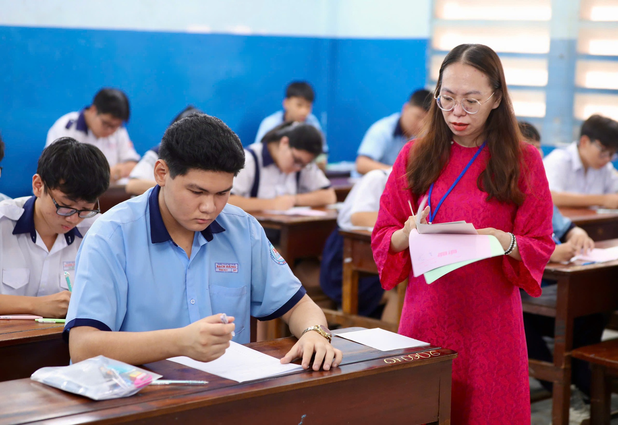 Gần 152.000 th&iacute; sinh TPHCM bước v&agrave;o kỳ thi lớp 10: Hồi hộp đề thi ngữ văn - Ảnh 15.